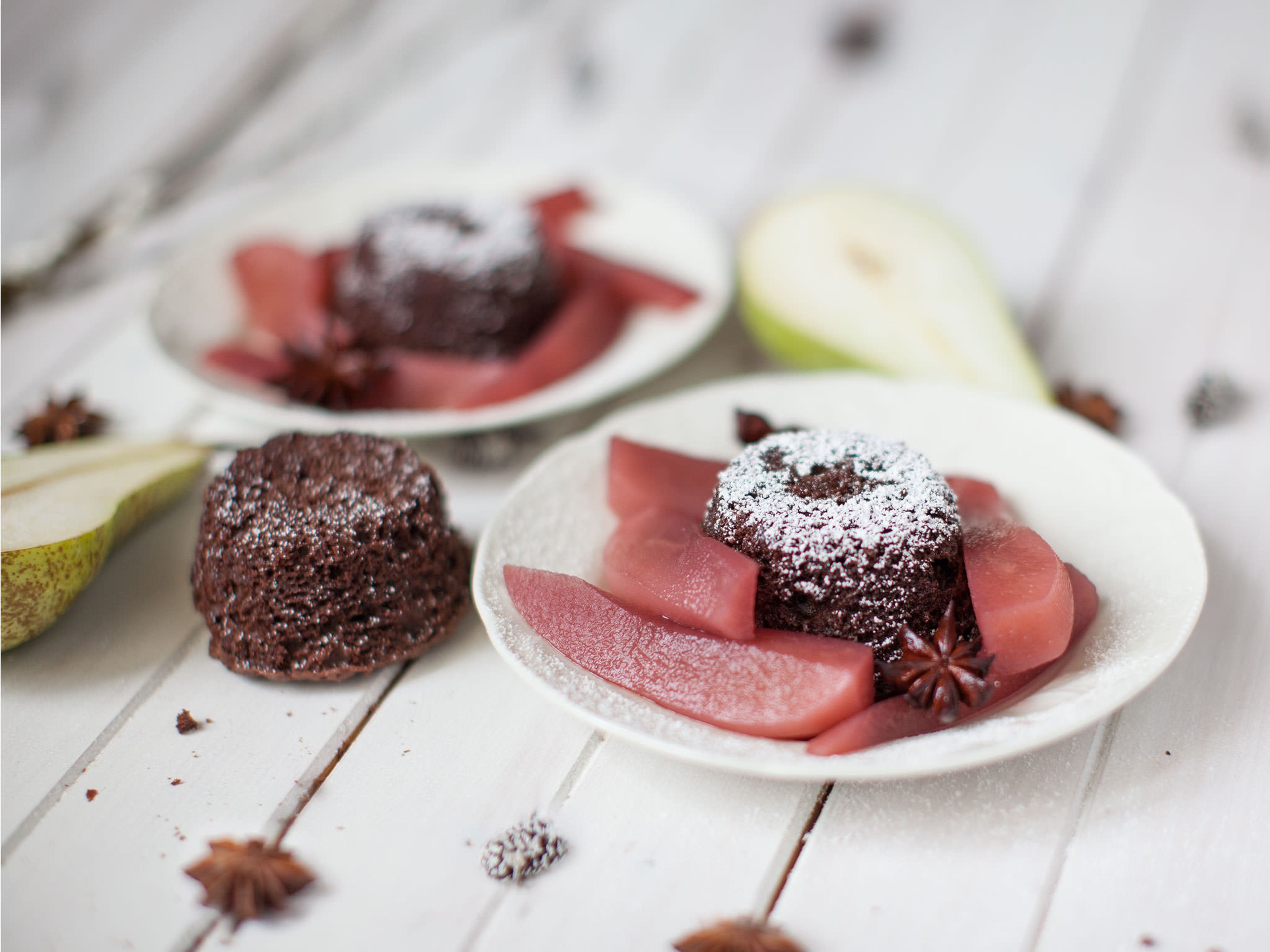 Schokoladenkuchen mit gewürzten Weckbirnen