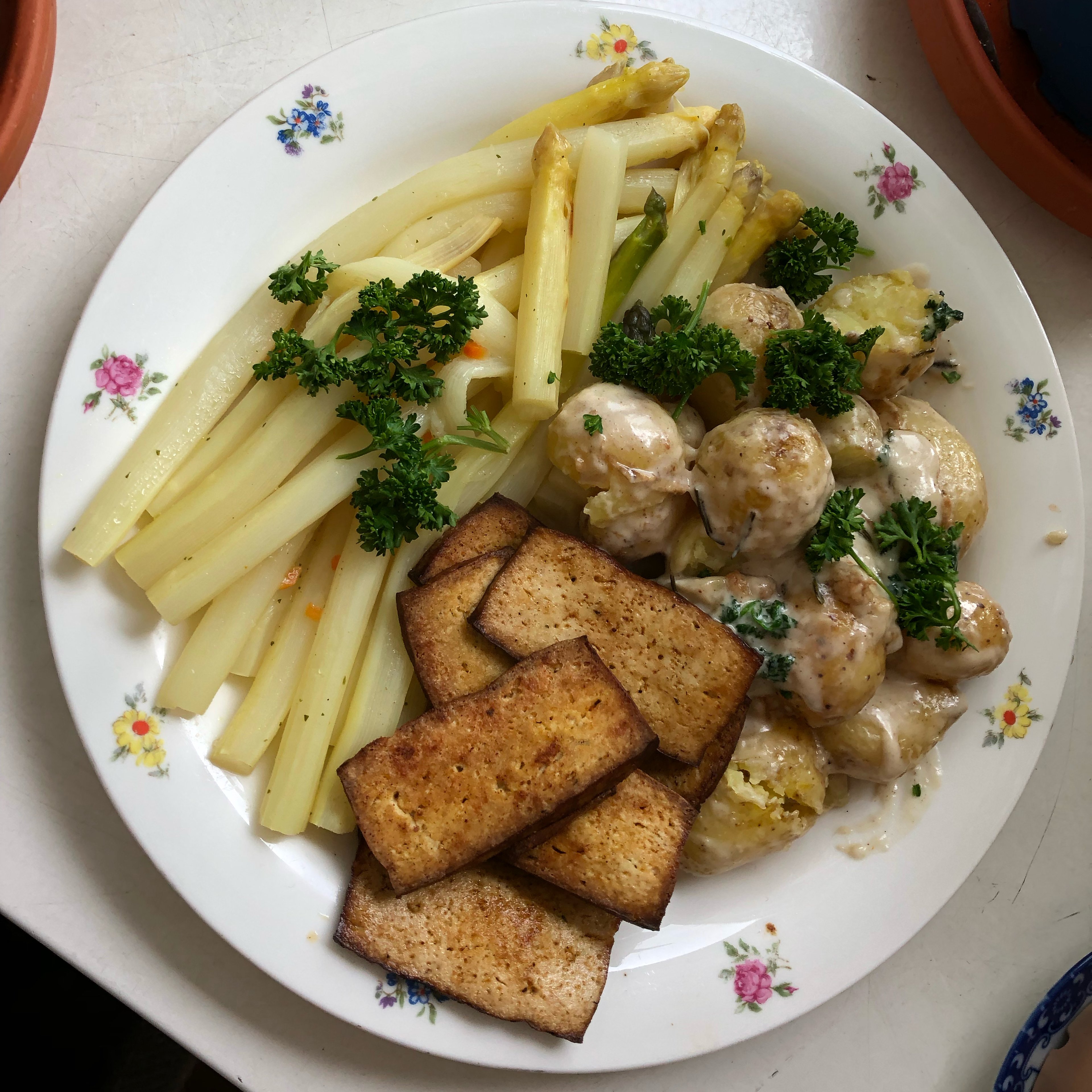 Spargel mit Kartoffeln in Kokosmilch und Räuchertofu