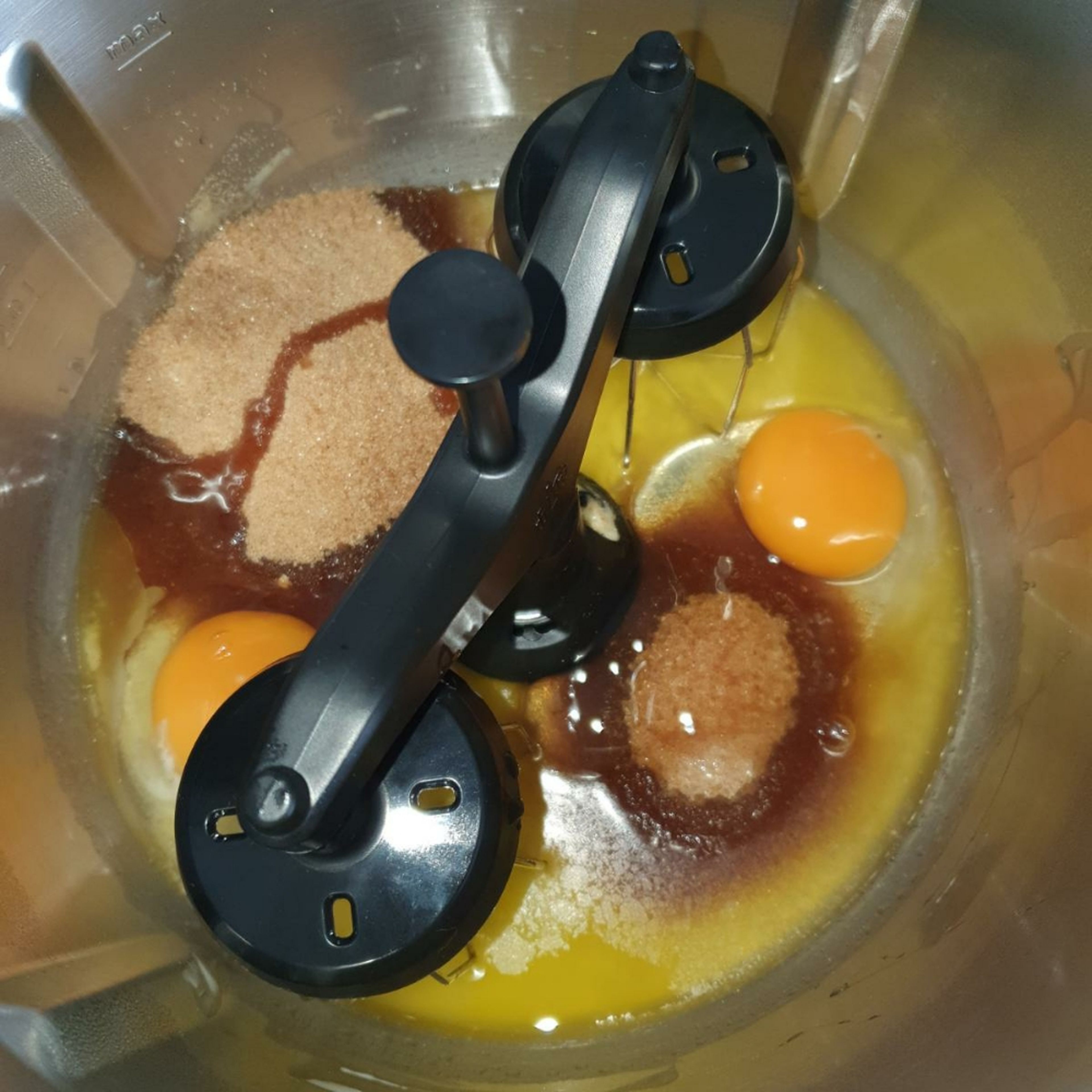 Den Zucker im Cookit abwiegen, die Eier hinzufügen und mit der Butter bei geschlossenem Deckel schaumig schlagen (Zwillings-Rührbesen | Stufe 4 | 1 Min.). Den Zwillings-Rührbesen entnehmen.