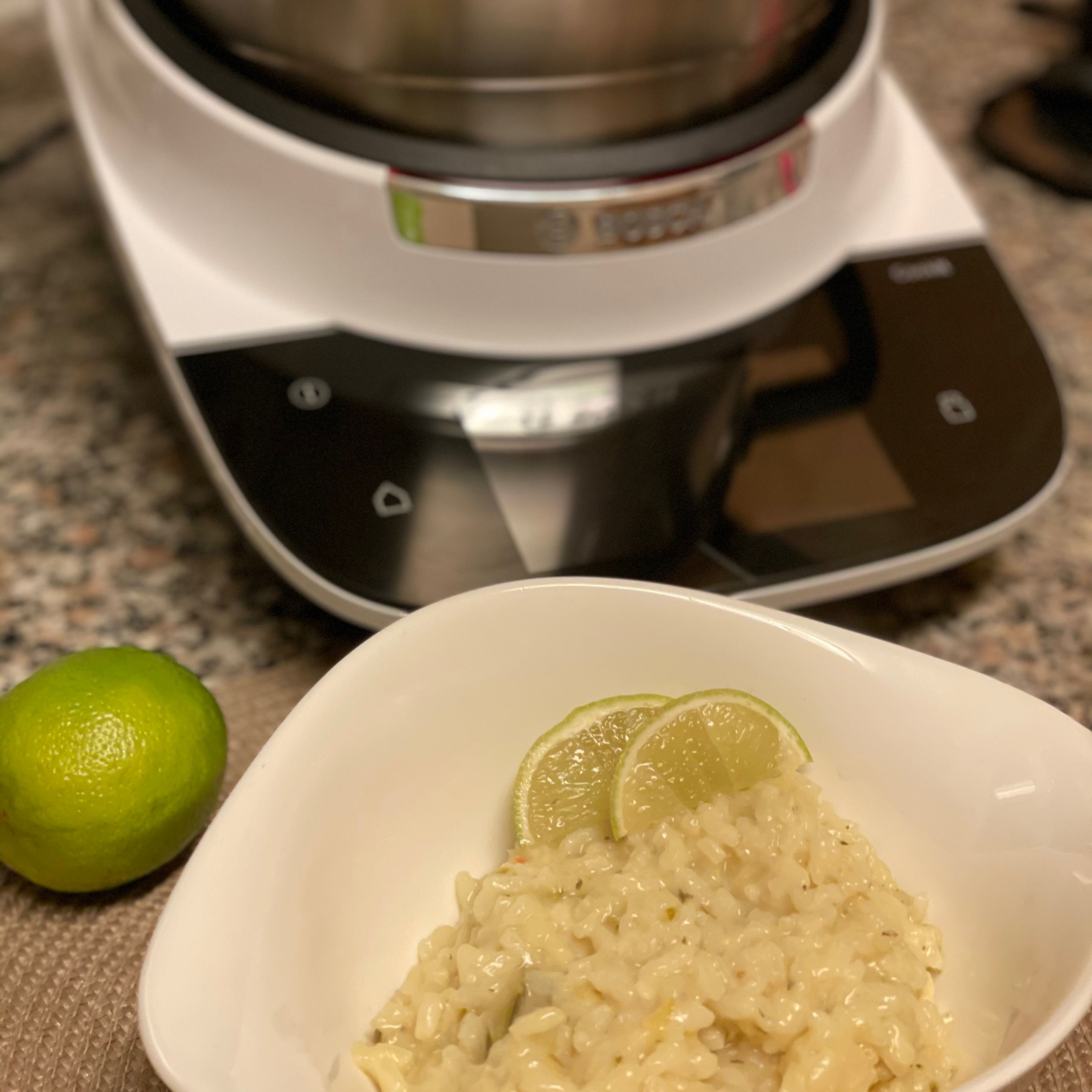 Den Rest der Brühe (350ml) zufügen. (Cookit 3D-Rührer I 95 Grad I Stufe 2 I 5min). Geriebenen Parmesan zufügen, mit Salz und Pfeffer würzen, alles mit dem Cookit Küchenspatel umrühren, 5 Min ziehen lassen.