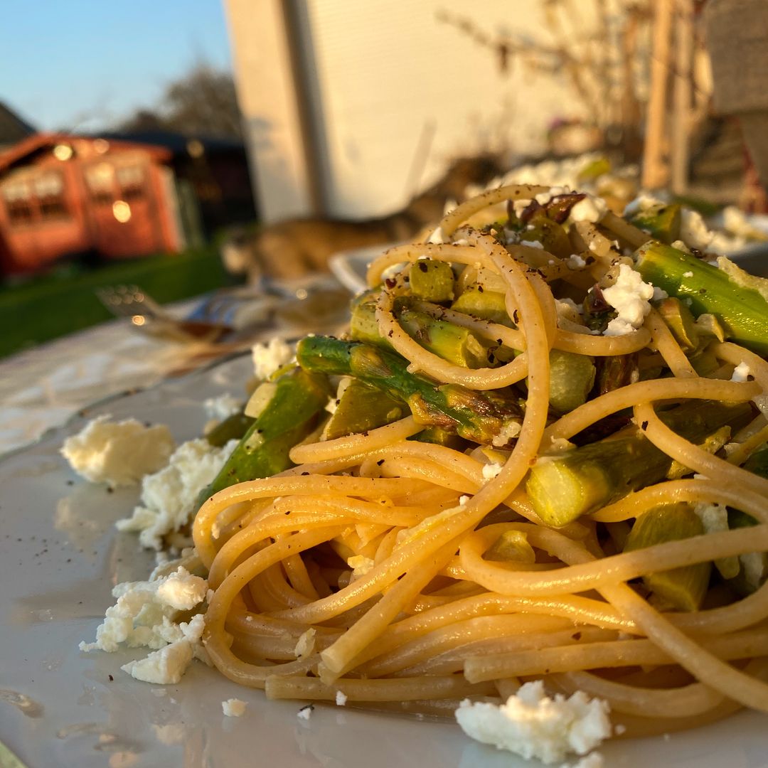 Zitronige Spaghetti mit grünem Spargel und Feta