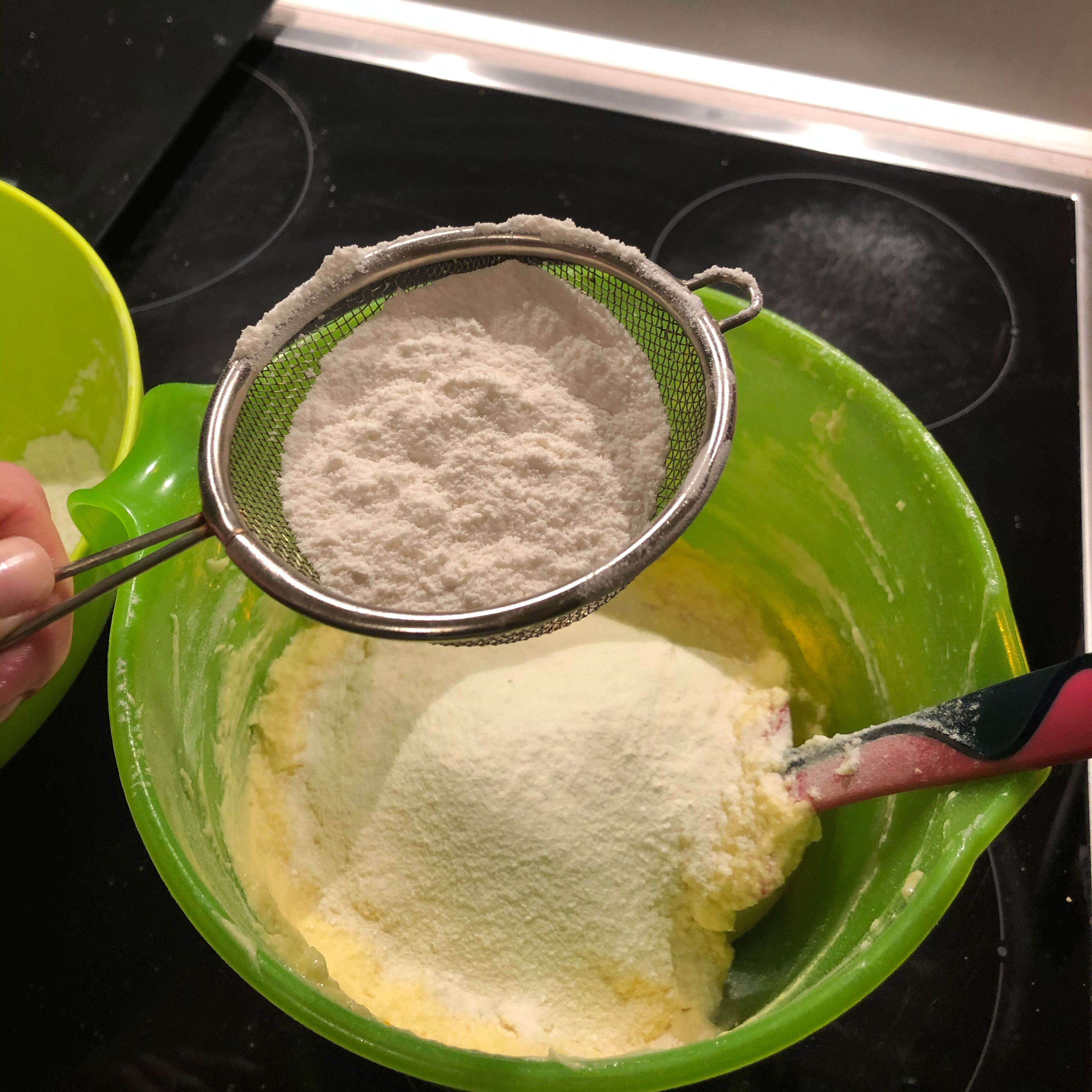 Mehl und Backpulver mischen und in die Butter-Zucker-Ei-Mischung sieben und unterheben.