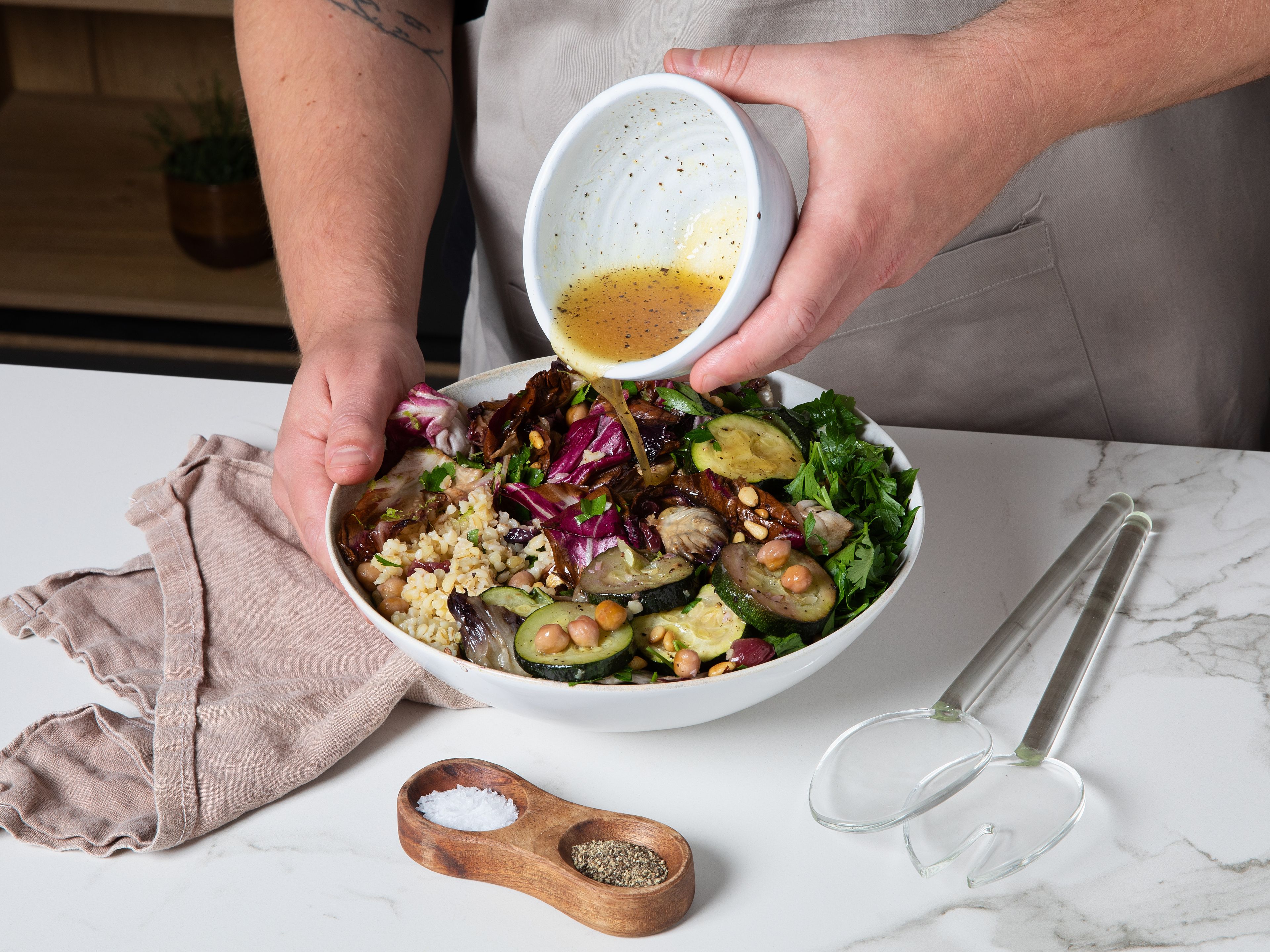 Petersilie grob hacken. Zitrone abreiben und den Saft auspressen. Für das Dressing Zitronensaft mit Olivenöl, Honig, Salz und Pfeffer in einer kleinen Schüssel verrühren. Bulgur in eine große Schüssel geben, geröstetes Gemüse und Radicchio samt Pinienkernen zufügen. Das Dressing darüberträufeln, Petersilie und Zitronenabrieb dazugeben und alles vorsichtig mischen. Noch warm servieren.