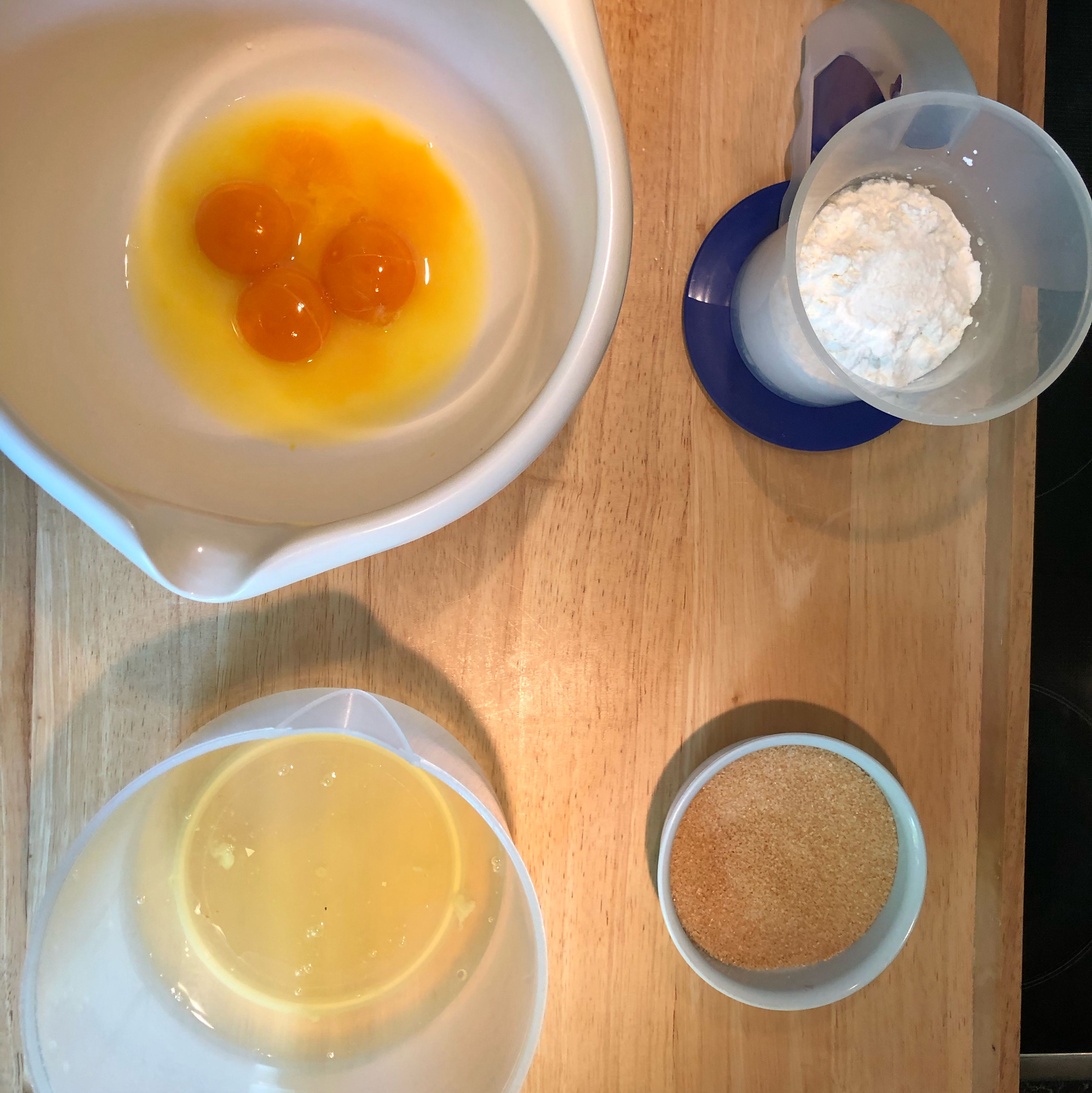 Trenne die Eier. Schlage das Eiweiß mit einer Prise Salz steif. Die Eigelbe werden mit dem Wasser circa drei Minuten schaumig geschlagen. Gebe dann den Zucker hinzu. Schlage es nun solange, bis eine dicke, schaumige, hellgelbe Masse entsteht.