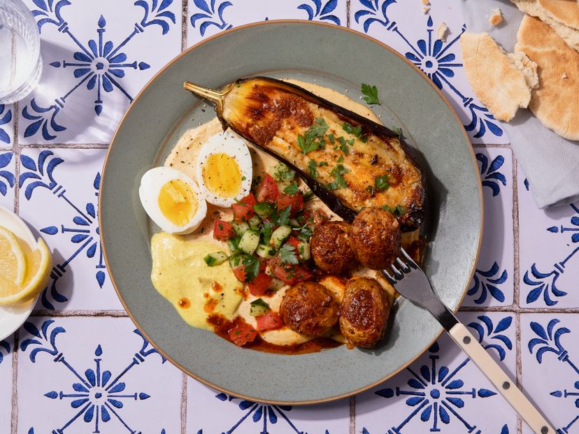Hummus-Sabich-Bowl mit Aubergine und Harissa-Kartoffeln