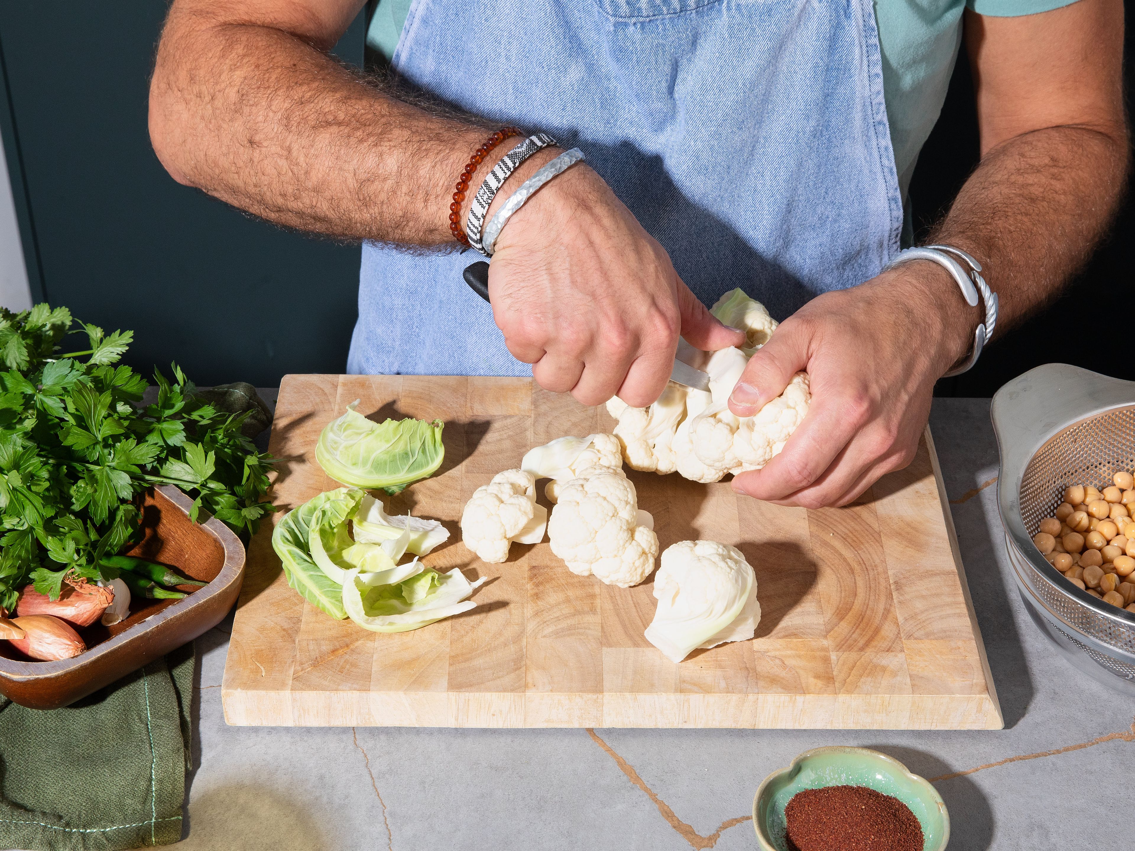 Preheat oven to 200°C/390°F with fan. Cut cauliflower into small florets, peel any tough skin off the stem and cut stem into small pieces. Drain, rinse and pat chickpeas dry. Mix cauliflower and chickpeas with olive oil and season generously with salt. Roast in the oven on a baking sheet lined with parchment paper for approx. 15 min.