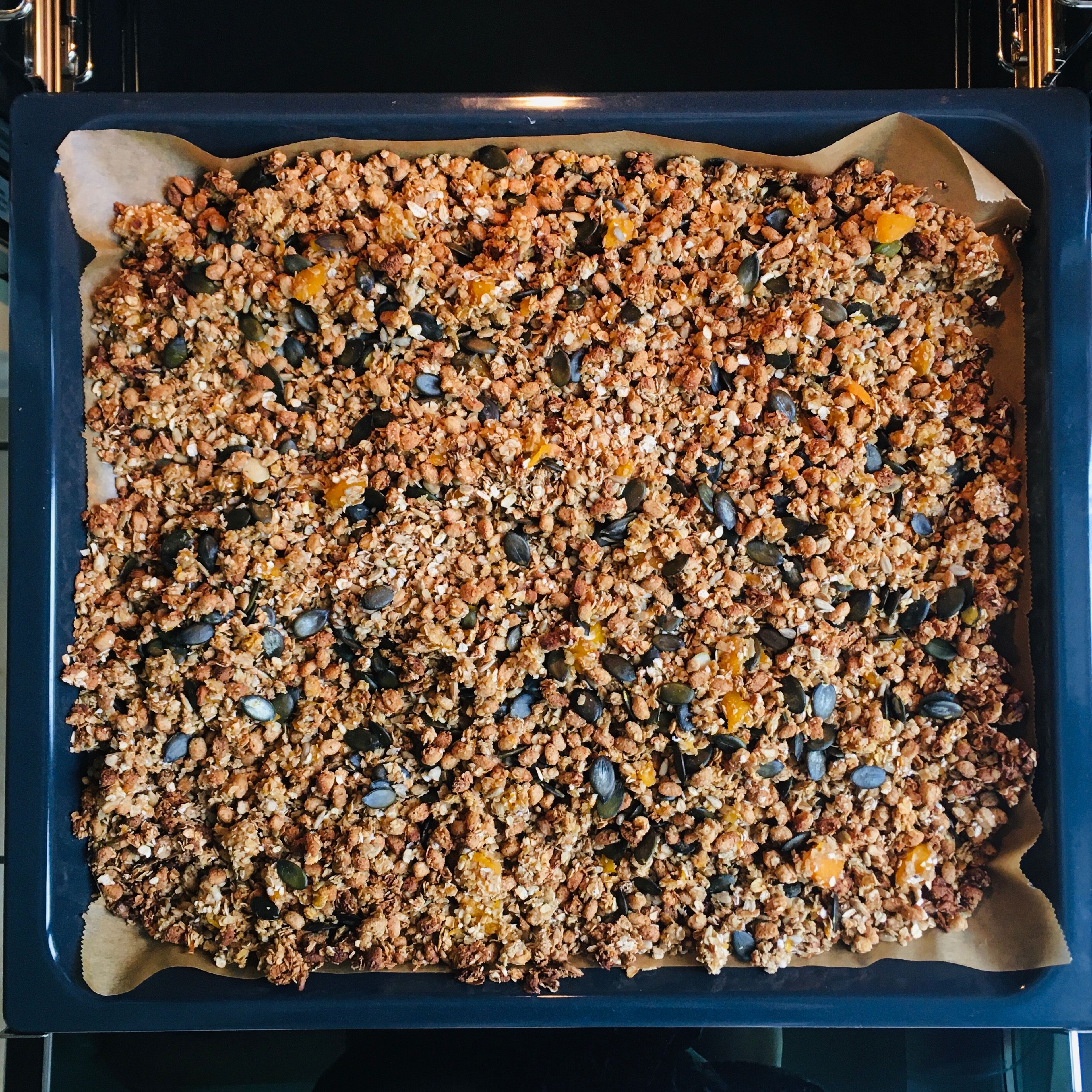 Bake on the mid rack for approx. 30 min. until the granola is golden brown. Take it out every 10 min. and stir it carefully so nothing gets burnt. After 20 min, sprinkle pumpkin seeds and pecans on the granola and let it bake for the final 10 min.