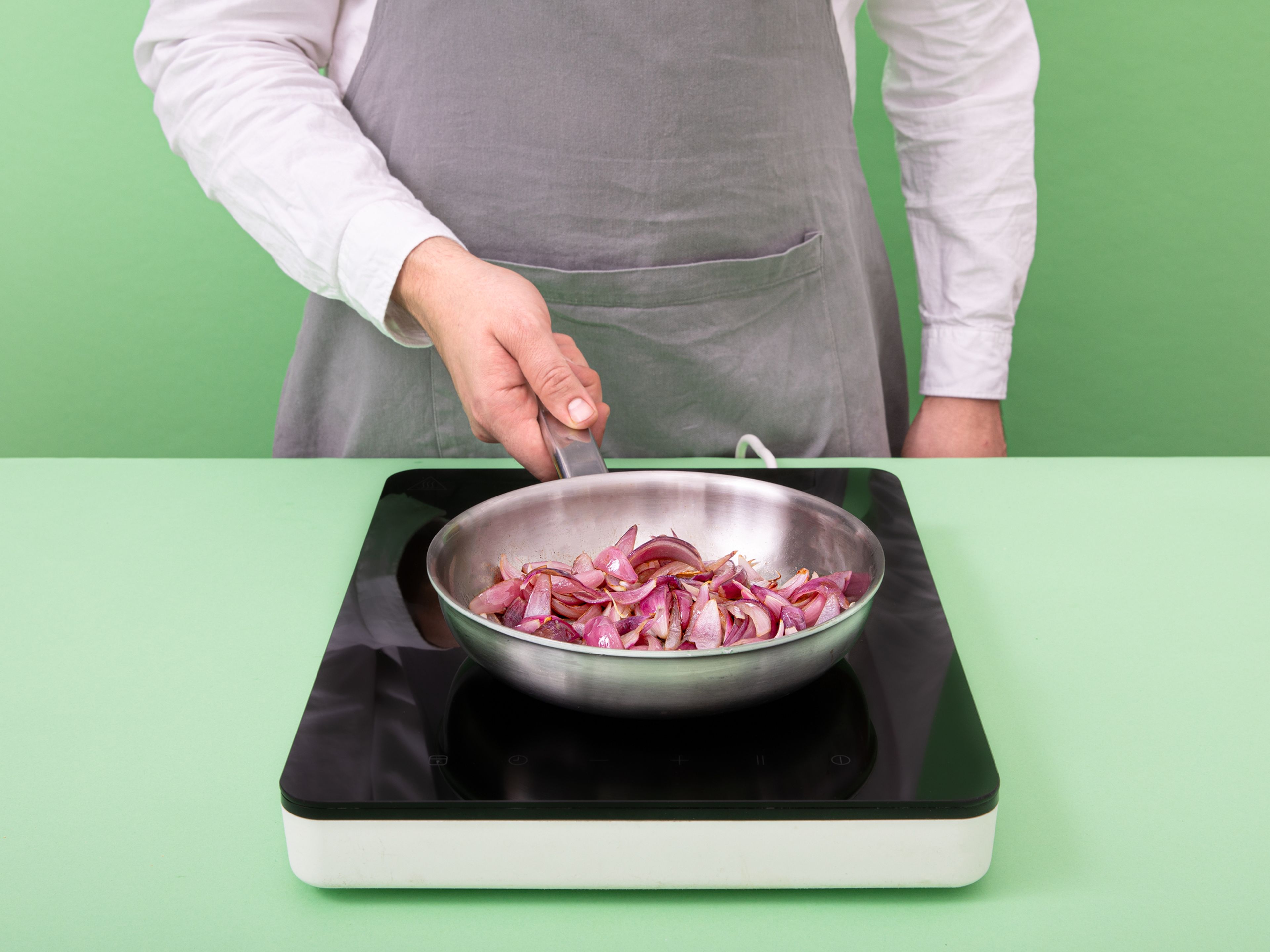 Peel the red onion and cut them into eighths. Heat a pan over medium heat. Add some olive oil and red onions to the pan and sauté until soft, approx. 3 min. Add sugar and a pinch of salt. Continue sautéing until onions caramelize, approx. 10 min.