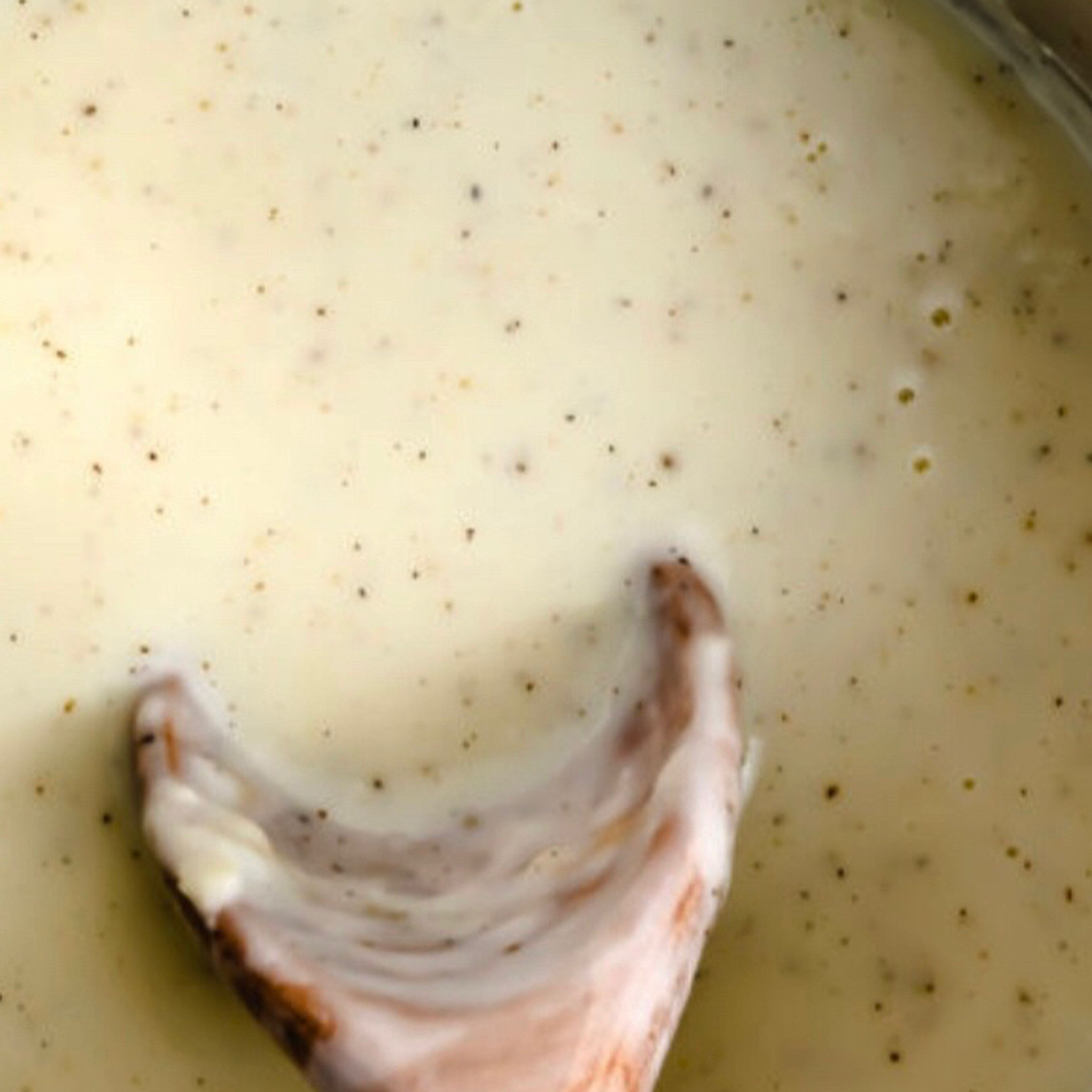 In einem weiteren Topf die Butter schmelzen. Das Mehl hinzugeben und unter ständigem Rühren die Milch nach und nach hinzufügen, bis eine dicke Suppe entsteht. Du kannst auch Kräuter deiner Wahl zum Würzen hinzufügen.