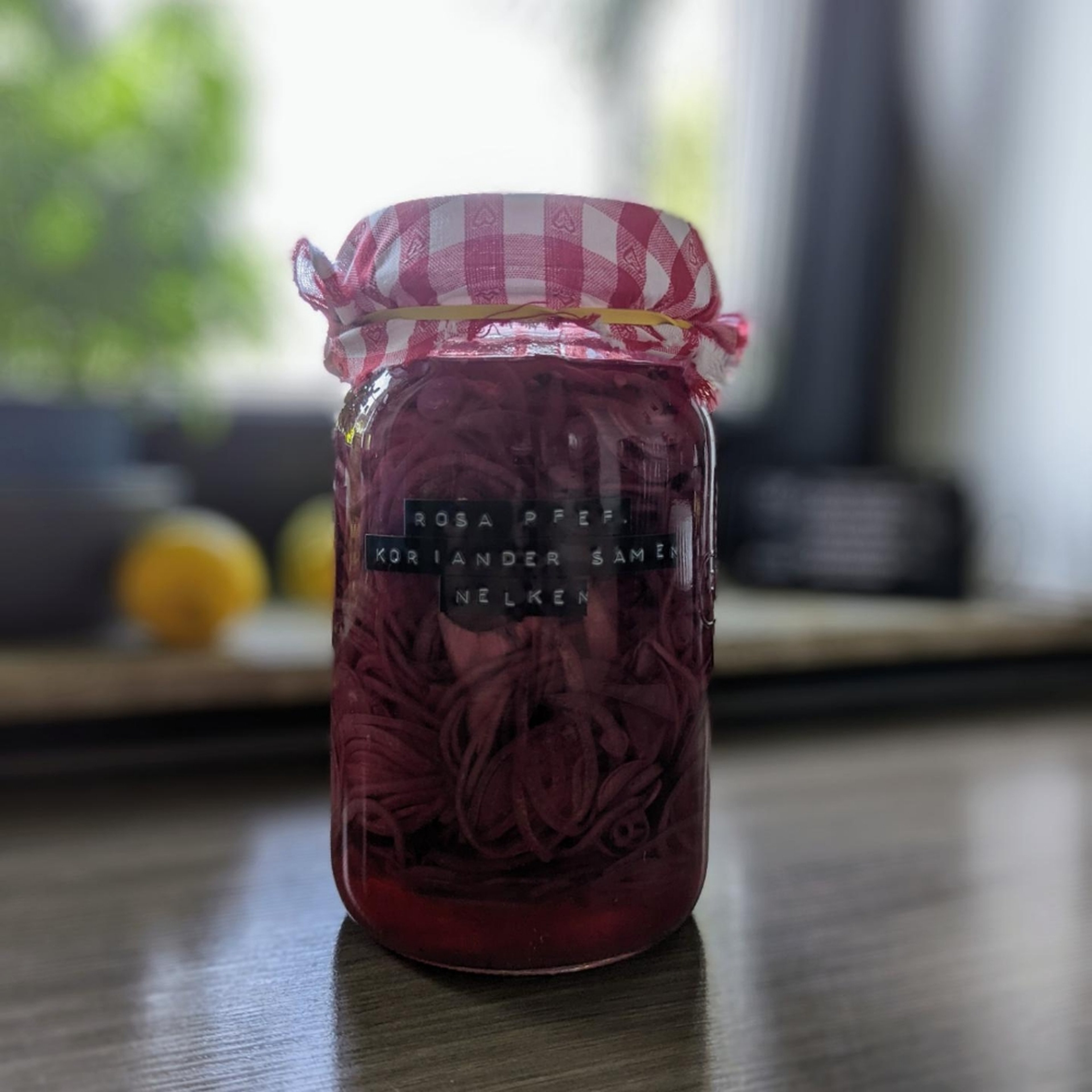 Eingelegte rote Zwiebeln