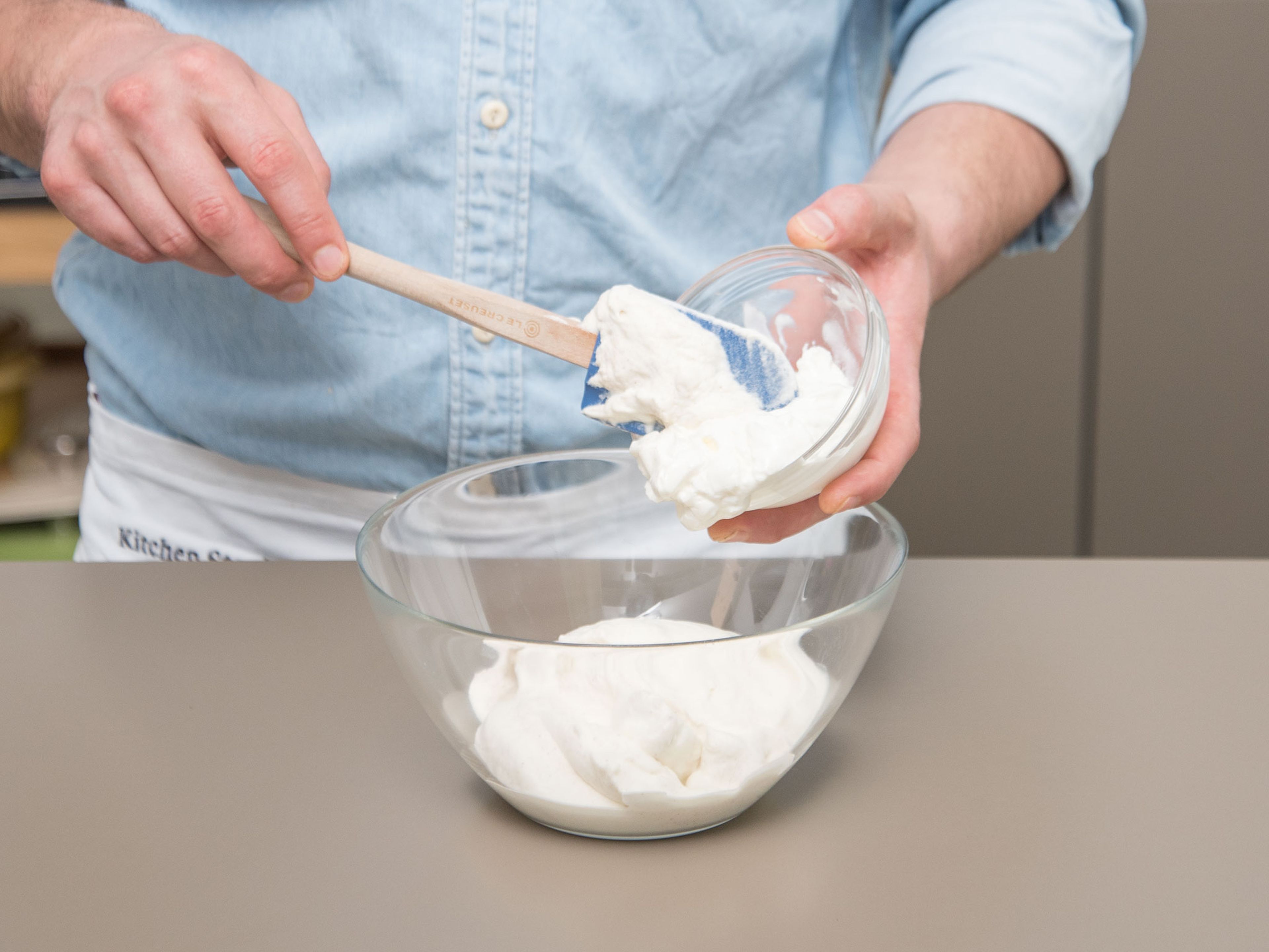 Schlagsahne in eine Rührschüssel geben und aufschlagen bis sich Spitzen formen. Vanillezucker dazugeben und die Sahne steif schlagen. Vorsichtig Joghurt unterheben.