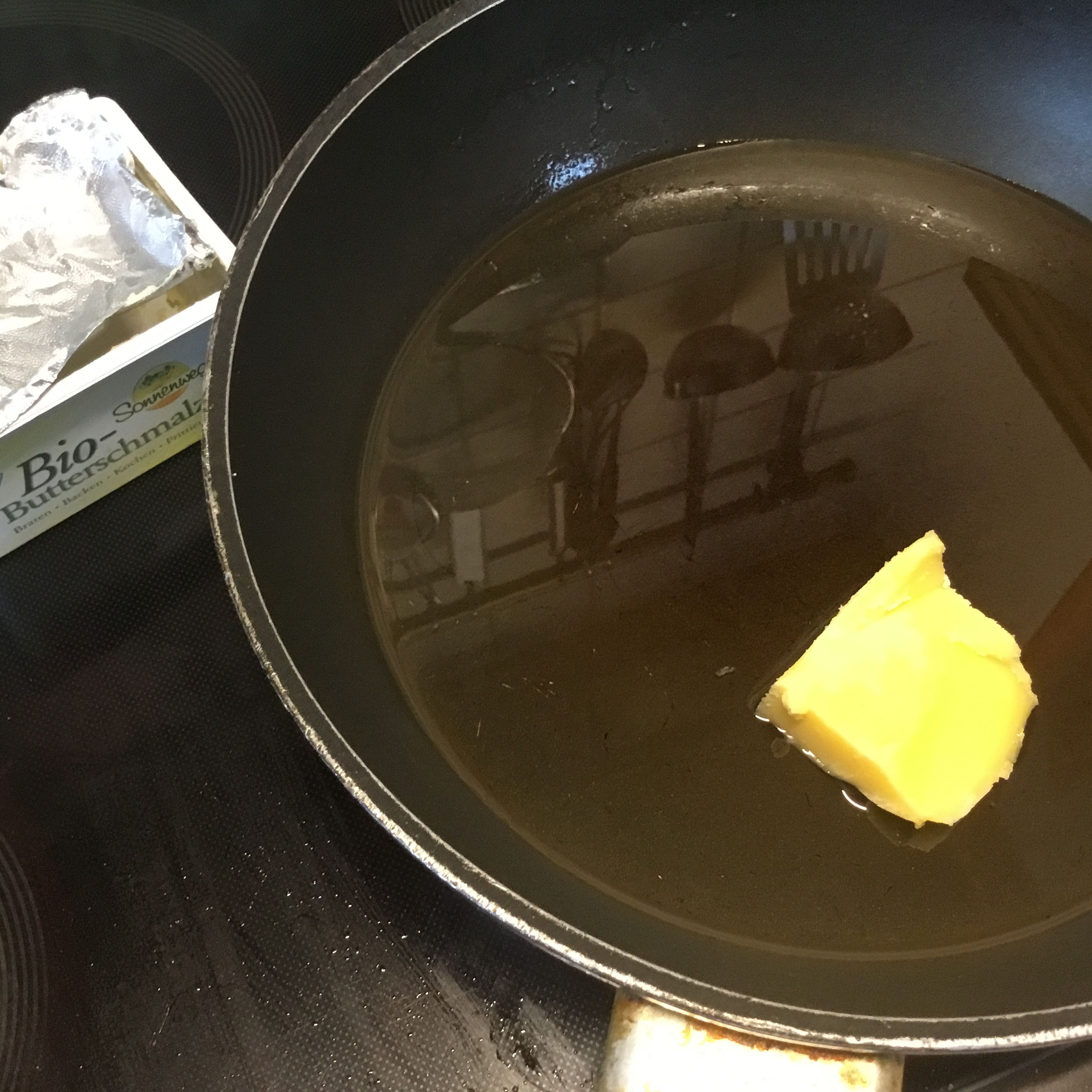 Den Karpfen in einer Mischung aus Öl (Raps oder Olive egal) plus etwas Butterschmalz erhitzen..