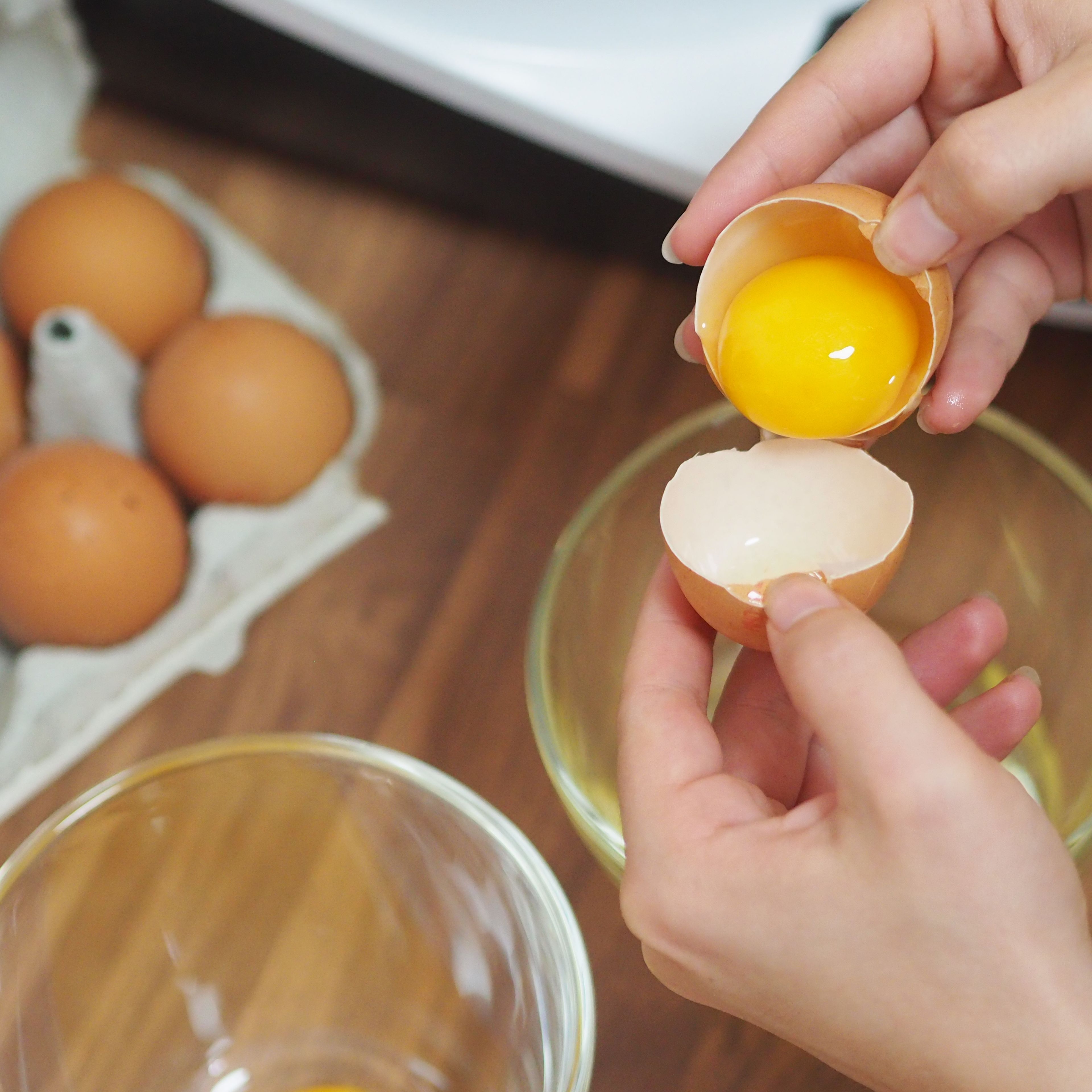 Zuerst werden die 4 Eier getrennt und das Eiweiß mit dem Cookit steif geschlagen (Zwillings-Rührbesen | Stufe 7 | 2 Min.)