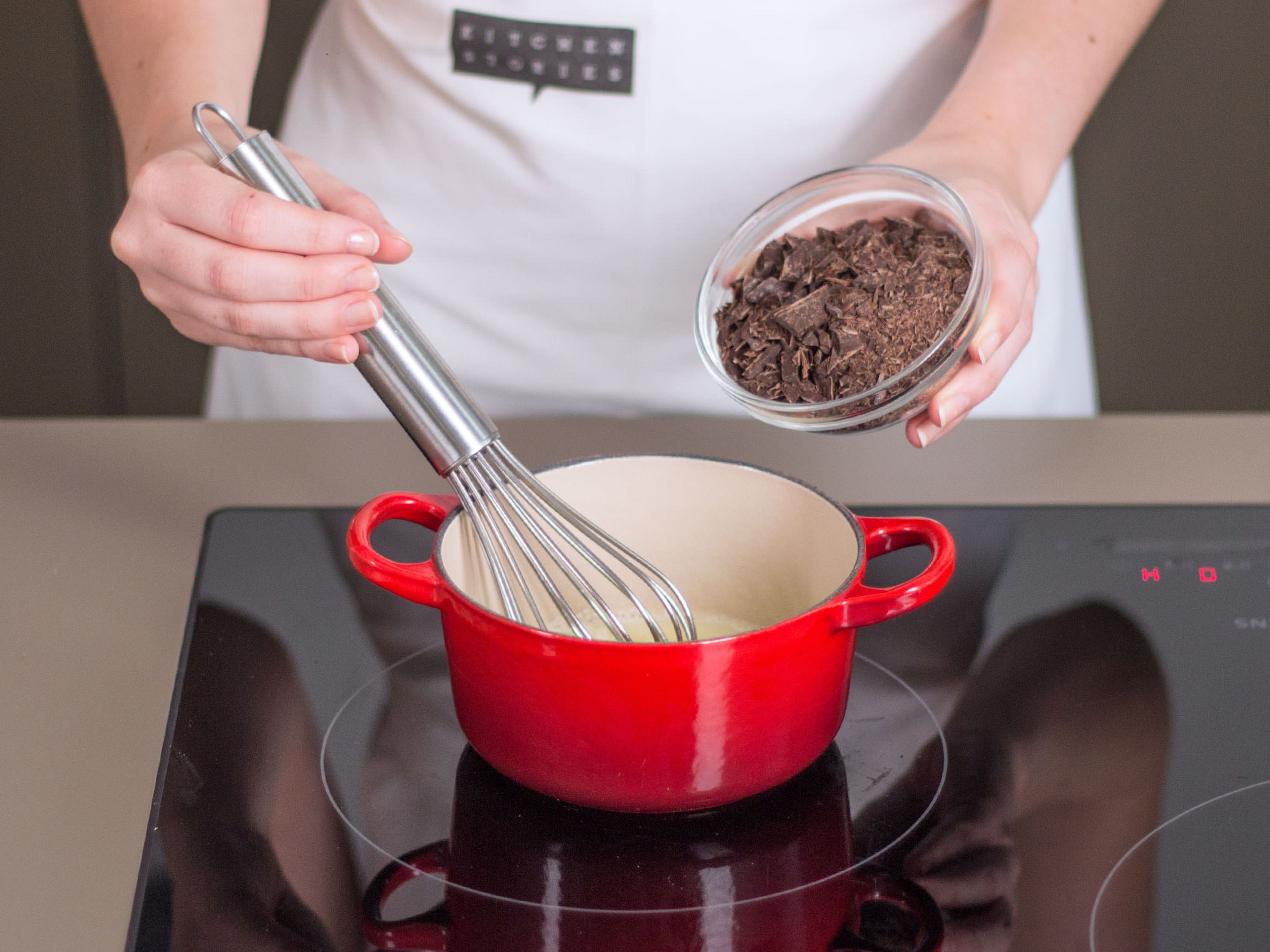 Schokolade grob hacken. In einem kleinen Topf Sahne, Zucker und Mark der Vanilleschote bei mittlerer Hitze ca. 3 – 5 Min. bei mittlerer Hitze erwärmen. Dann Schokolade hinzugeben und verrühren, bis die Schokolade geschmolzen ist.