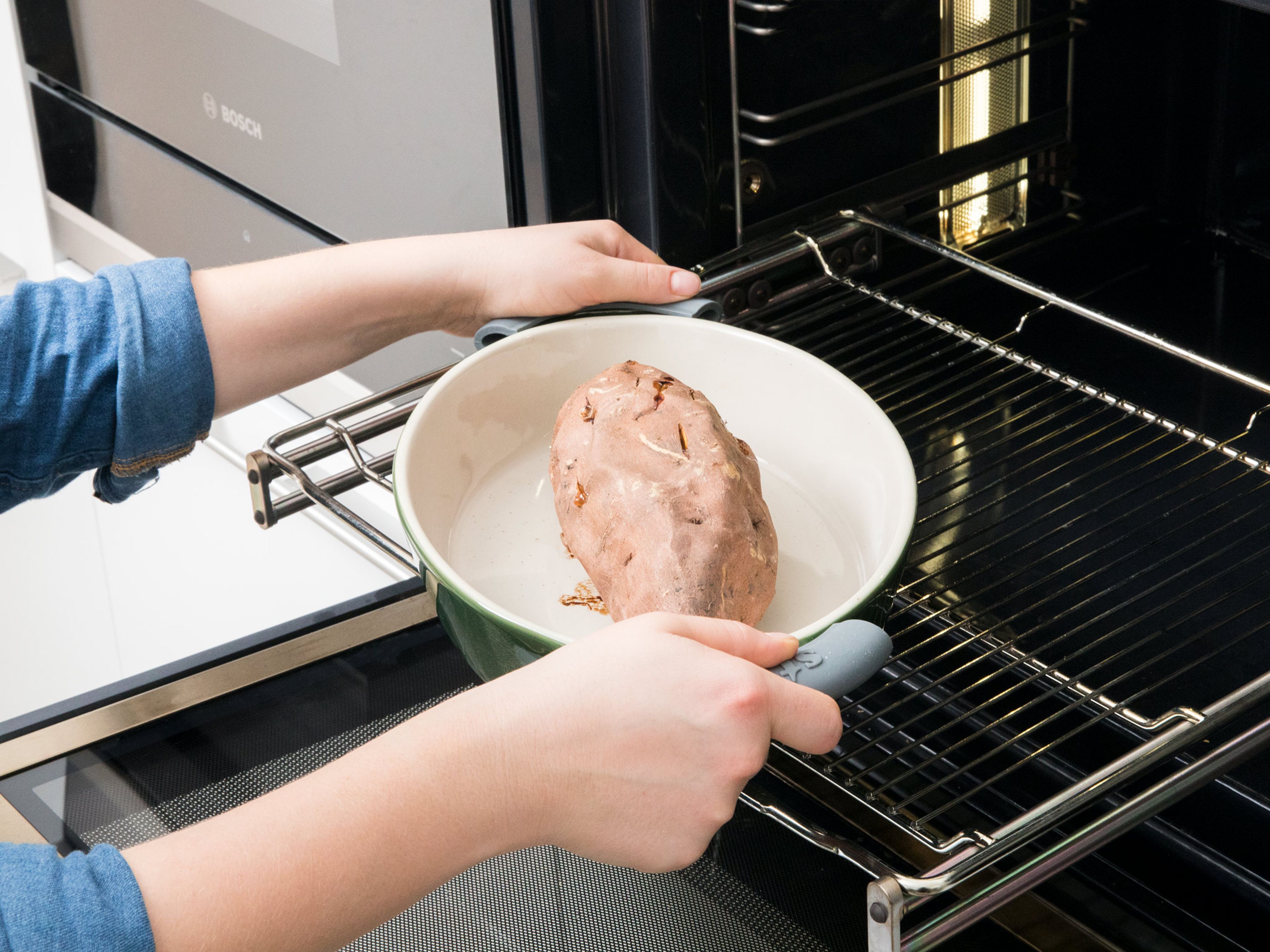 Backofen auf 180°C vorheizen. Süßkartoffeln mit einer Gabel mehrmals einstechen. Auf einem mit Backpapier ausgelegten Backblech bei 180°C für ca. 45 – 60 Min. backen. Auskühlen lassen.