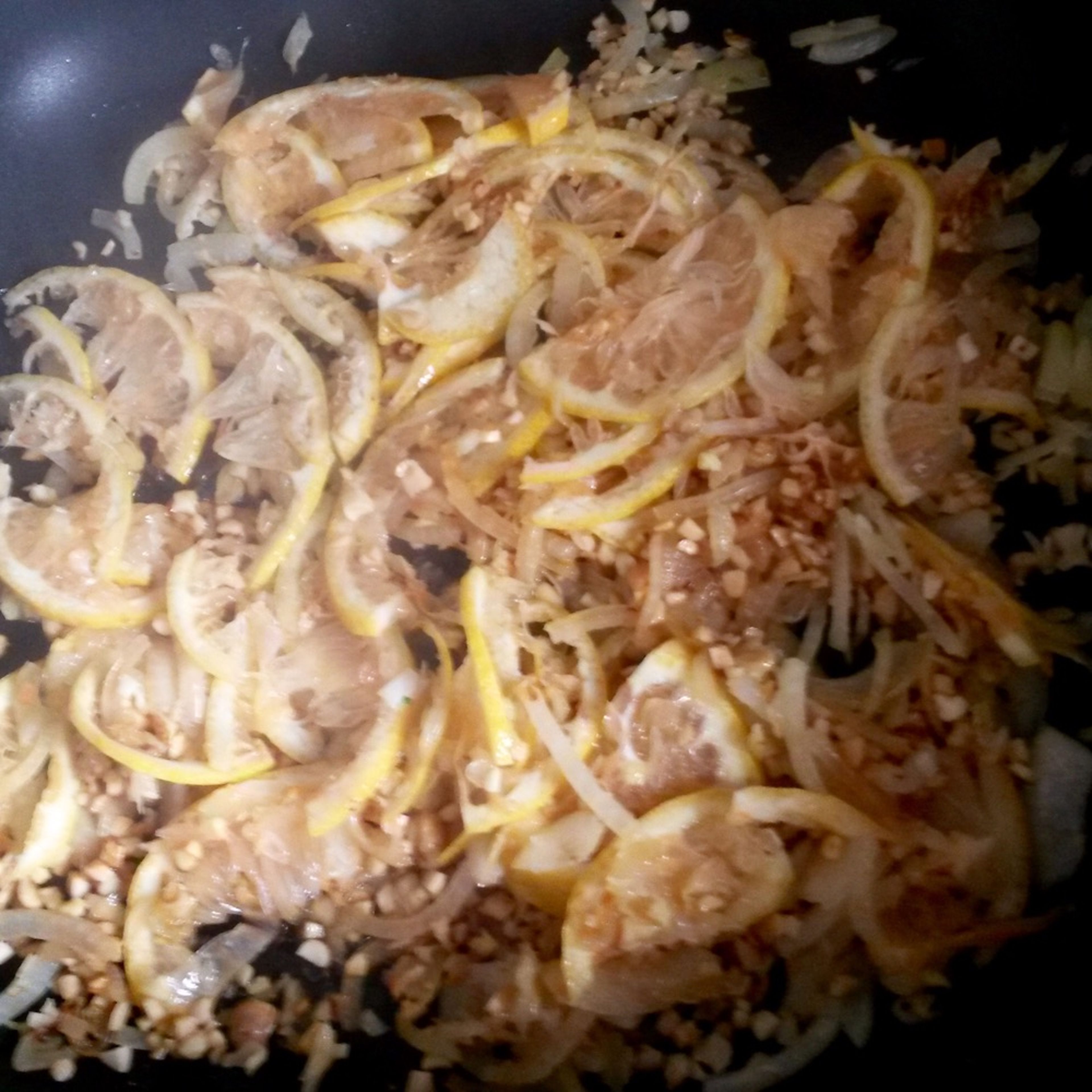 Heat some oil in a pan and fry onions and garlic for approx. 2 min. Add almonds and fry briefly, then add lemon slices and sugar and caramelize for approx. 3 min.