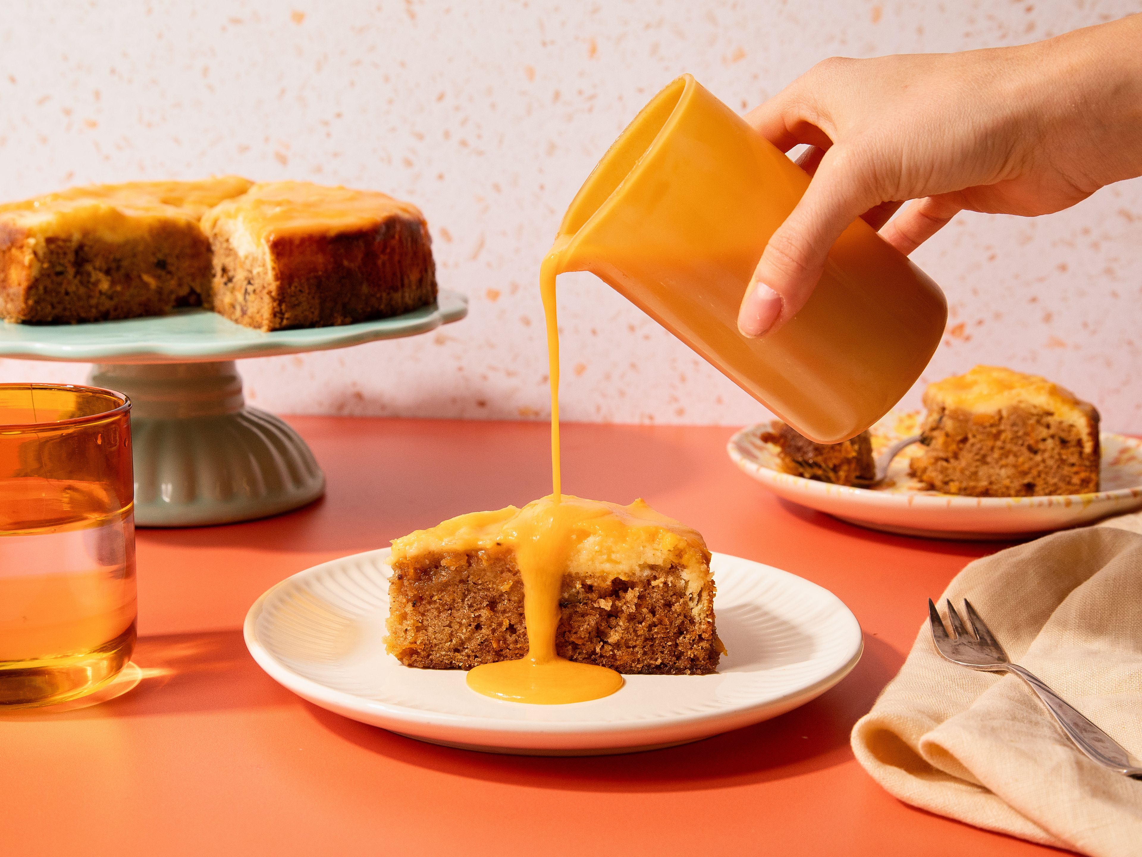 Cheesecake-Karottenkuchen mit Karotten-Karamellsoße