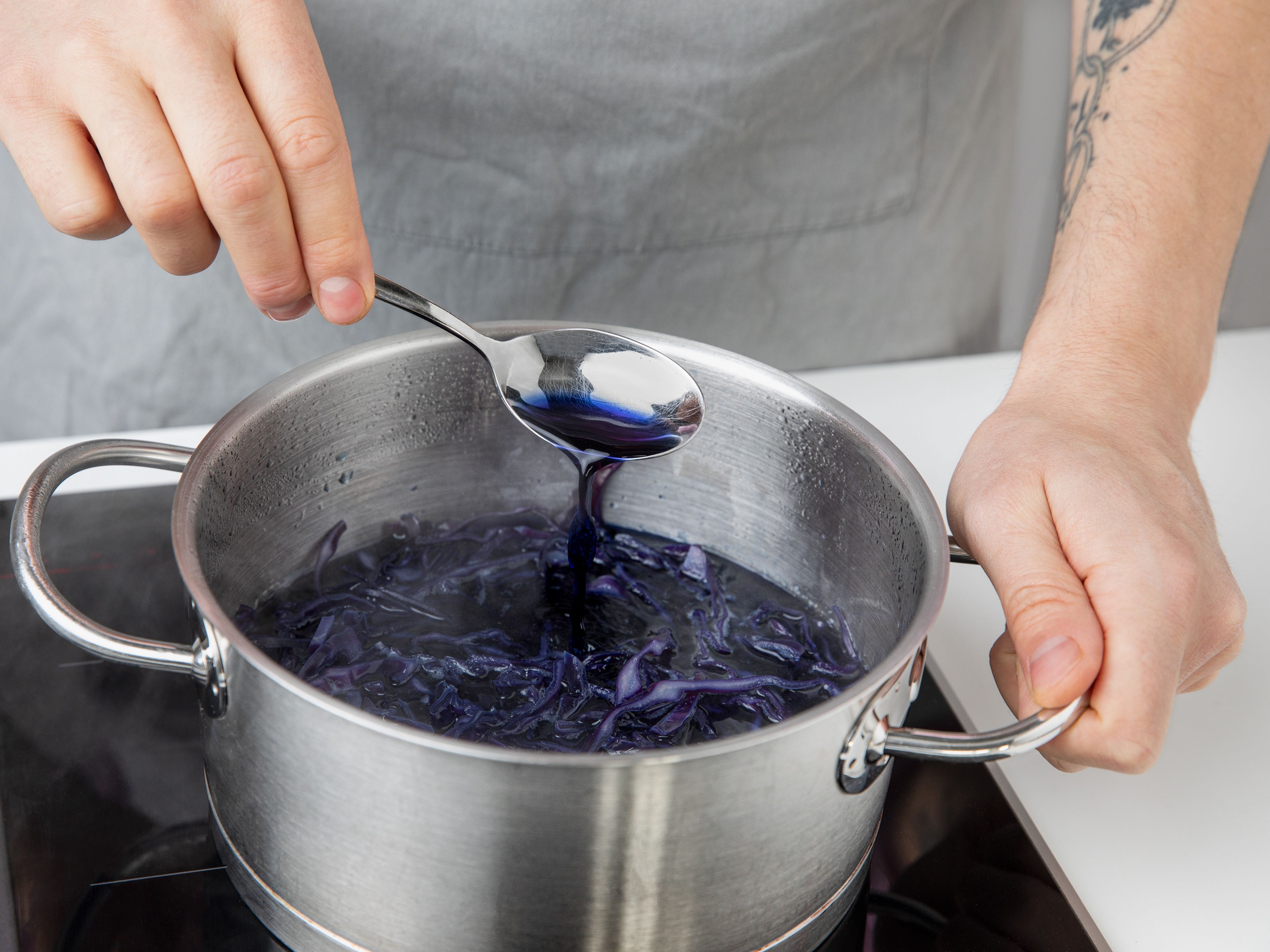 Add shredded red cabbage to a pot with water. Cook over medium-high heat for approx. 15 min., or until the water turns deep blue. Remove cabbage from the water and set aside. Add noodles to the colored water and let them steep on low heat for approx. 15 min., until noodles are translucent and colored. Remove the pot from heat, season with salt, and set aside.
