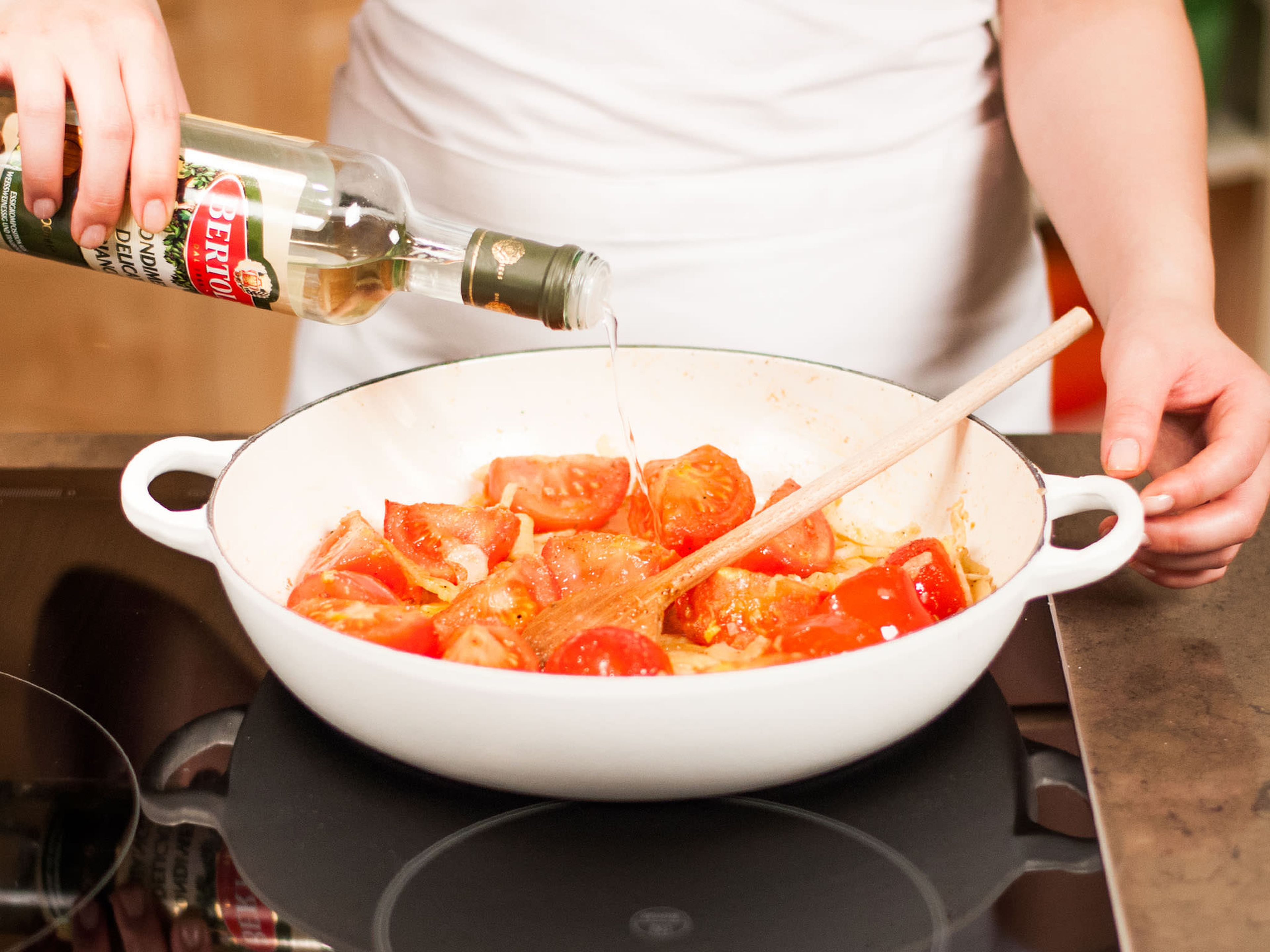 Fenchel in etwas Olivenöl ca. 4 Min. anschwitzen, anschließend Knoblauch hinzugeben und ca. 30 Sek. ebenfalls anschwitzen. Tomaten hinzugeben und weitere 3 – 4 Min. mitbraten. Salzen und pfeffern. Mit Essig und Wein ablöschen.