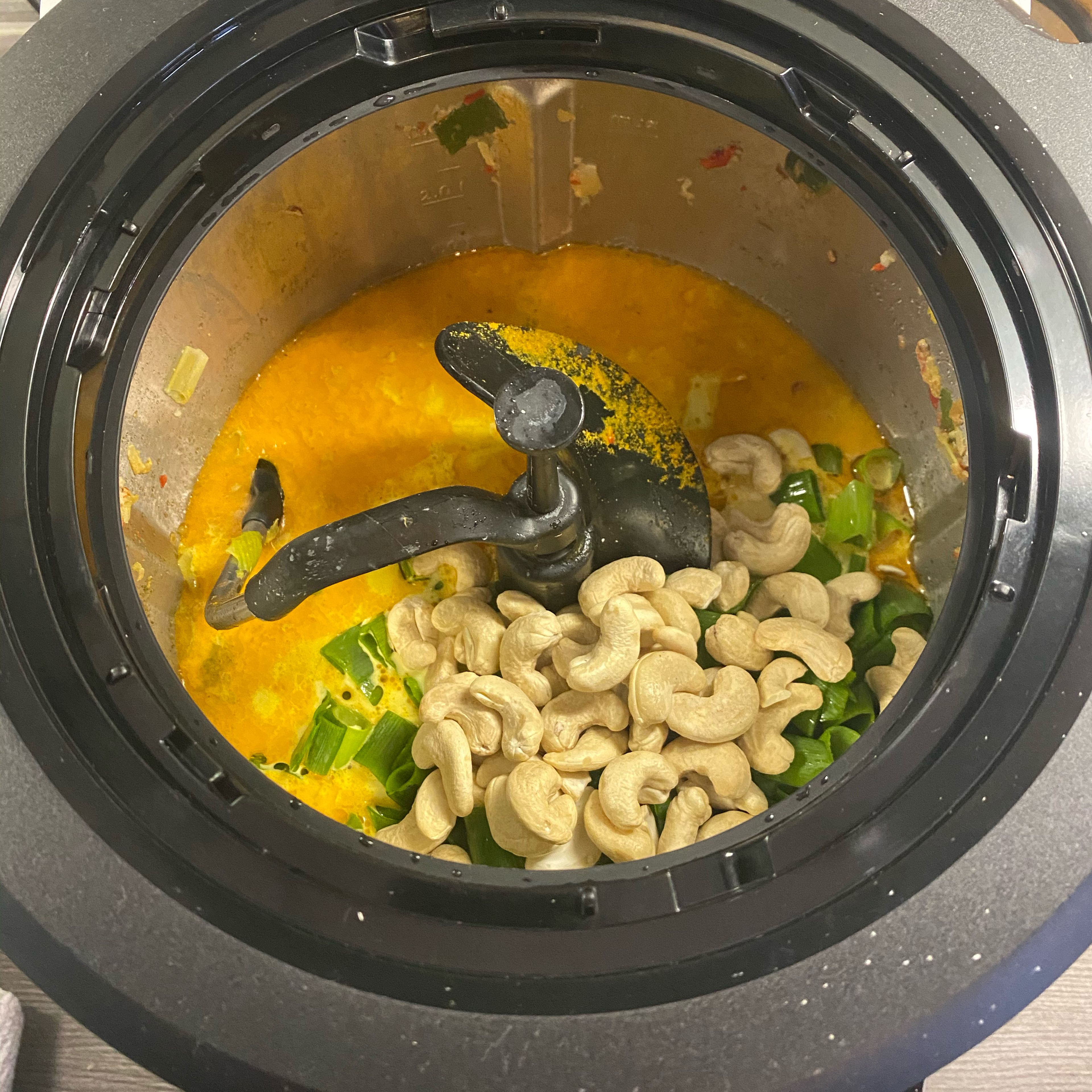 Den grünen Teil der Frühlingszwiebel in Ringe schneiden und zusammen mit dem Zitronensaft und den Cashews in den Topf geben. Nun weitere 4 Minuten mit geschlossenem Deckel und eingesetztem Messbecher garen (3D-Rührer | Stufe 5 | 90 Grad | 4 Min.).