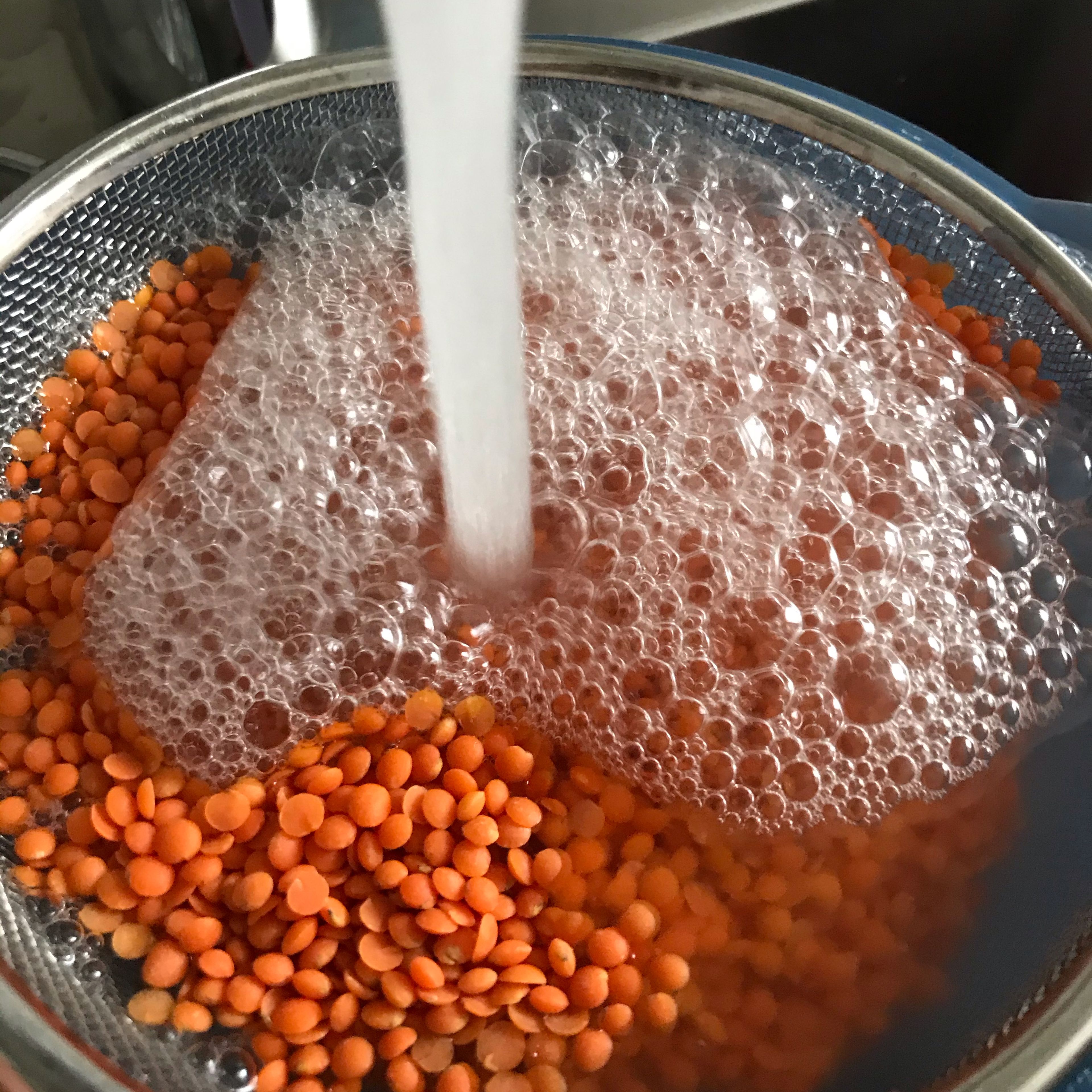 Rote Linsen in reichlich Wasser für 5-10 Min. einweichen und abspülen.