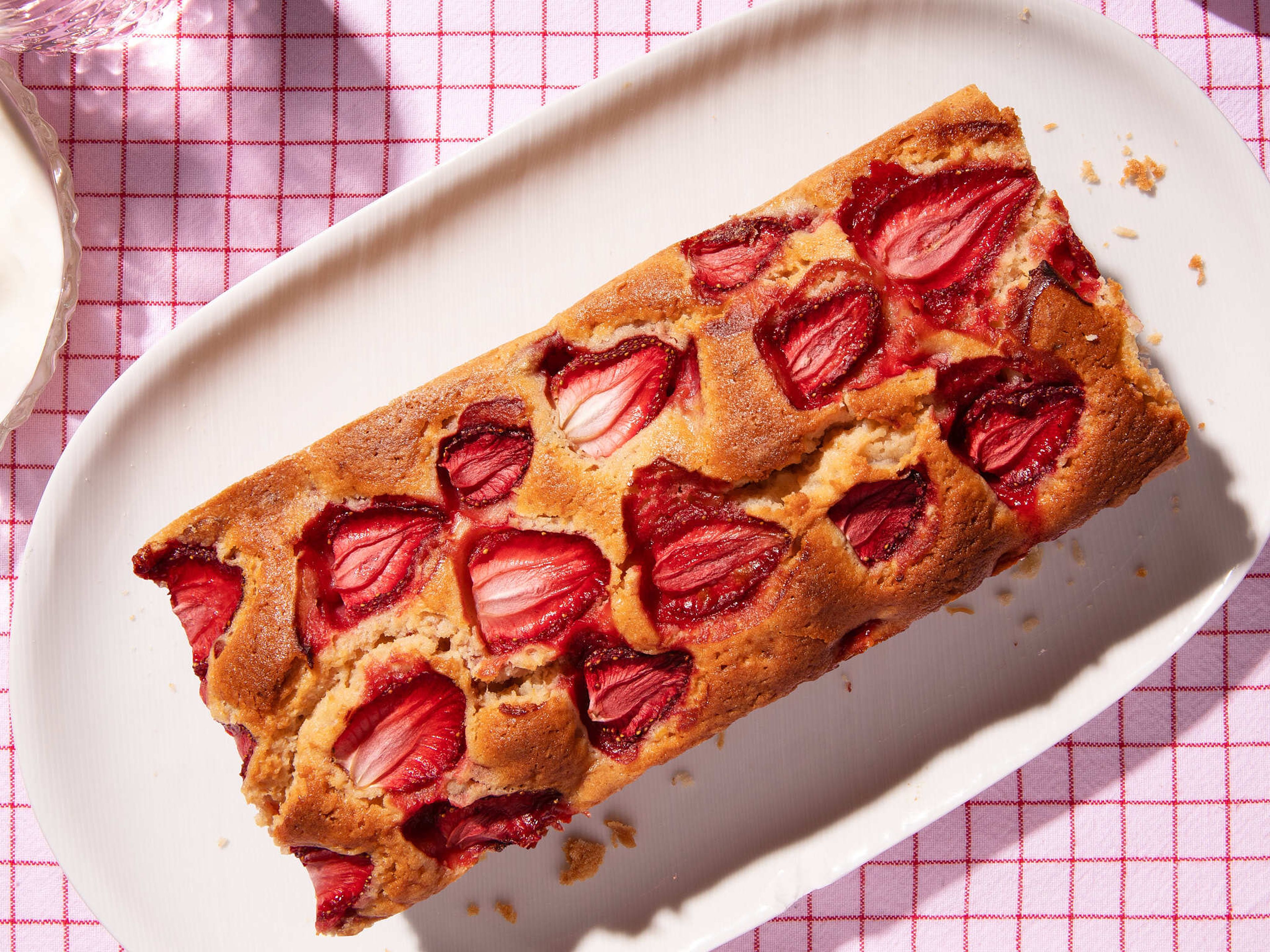 Simple and moist strawberry loaf cake