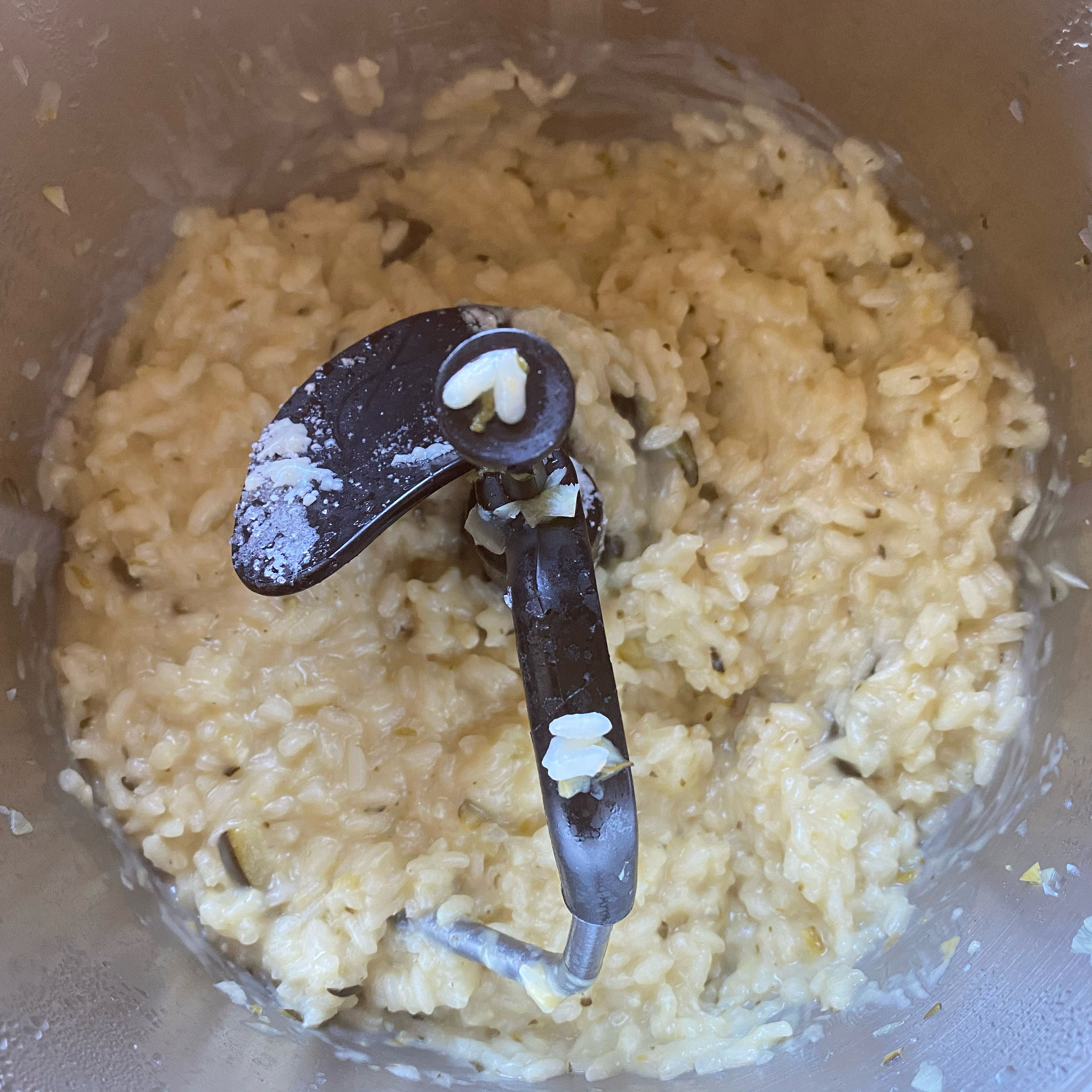 300ml Brühe und den Rest des Weissweins hinzufügen und weiter köcheln lassen. 
(Cookit 3D-Rührer I 95 Grad I Stufe 2 I 10Min)