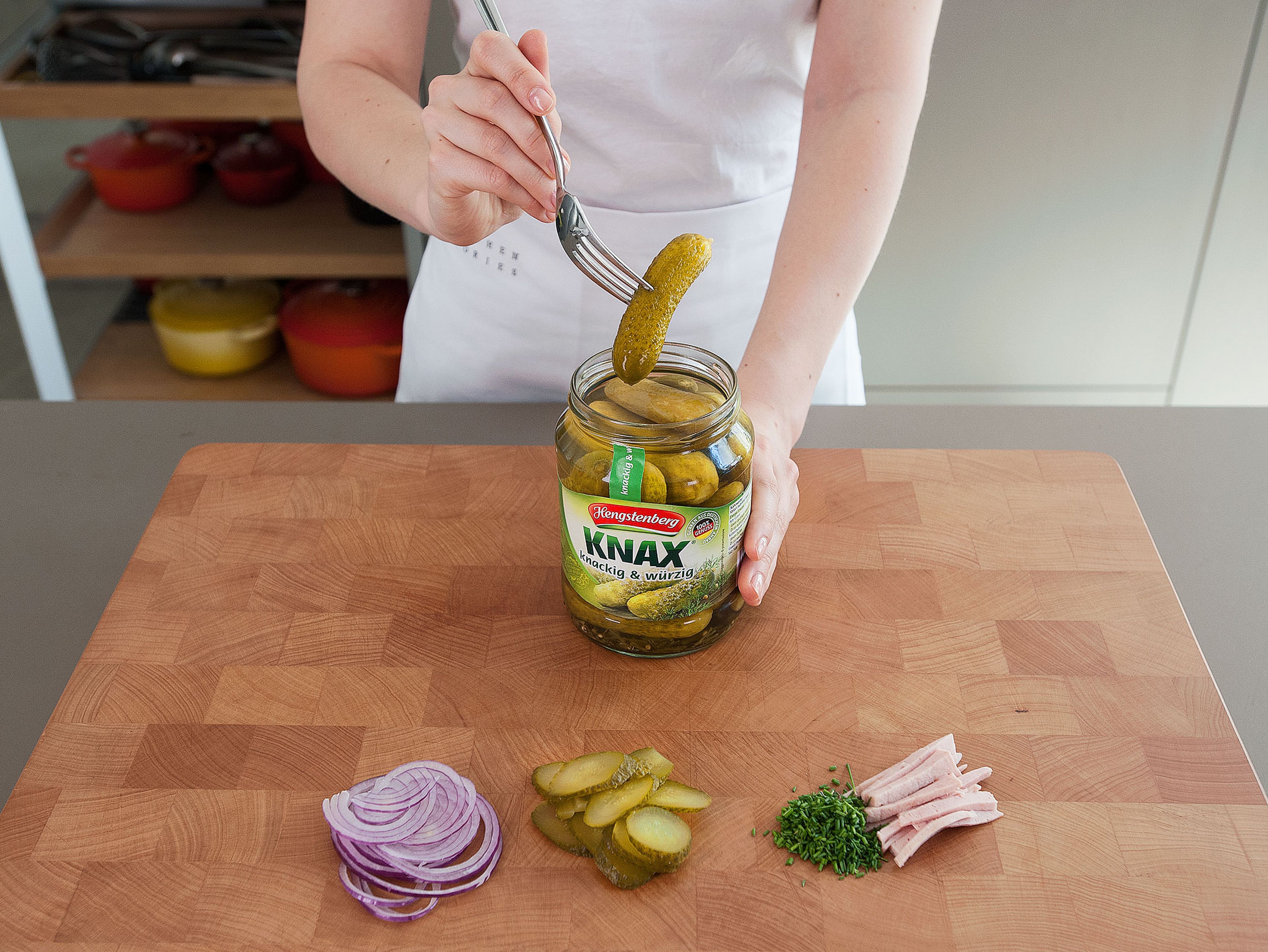 Finely chop chives. Cut meat into fine strips and red onions into fine rings. Cut pickles into thin slices.