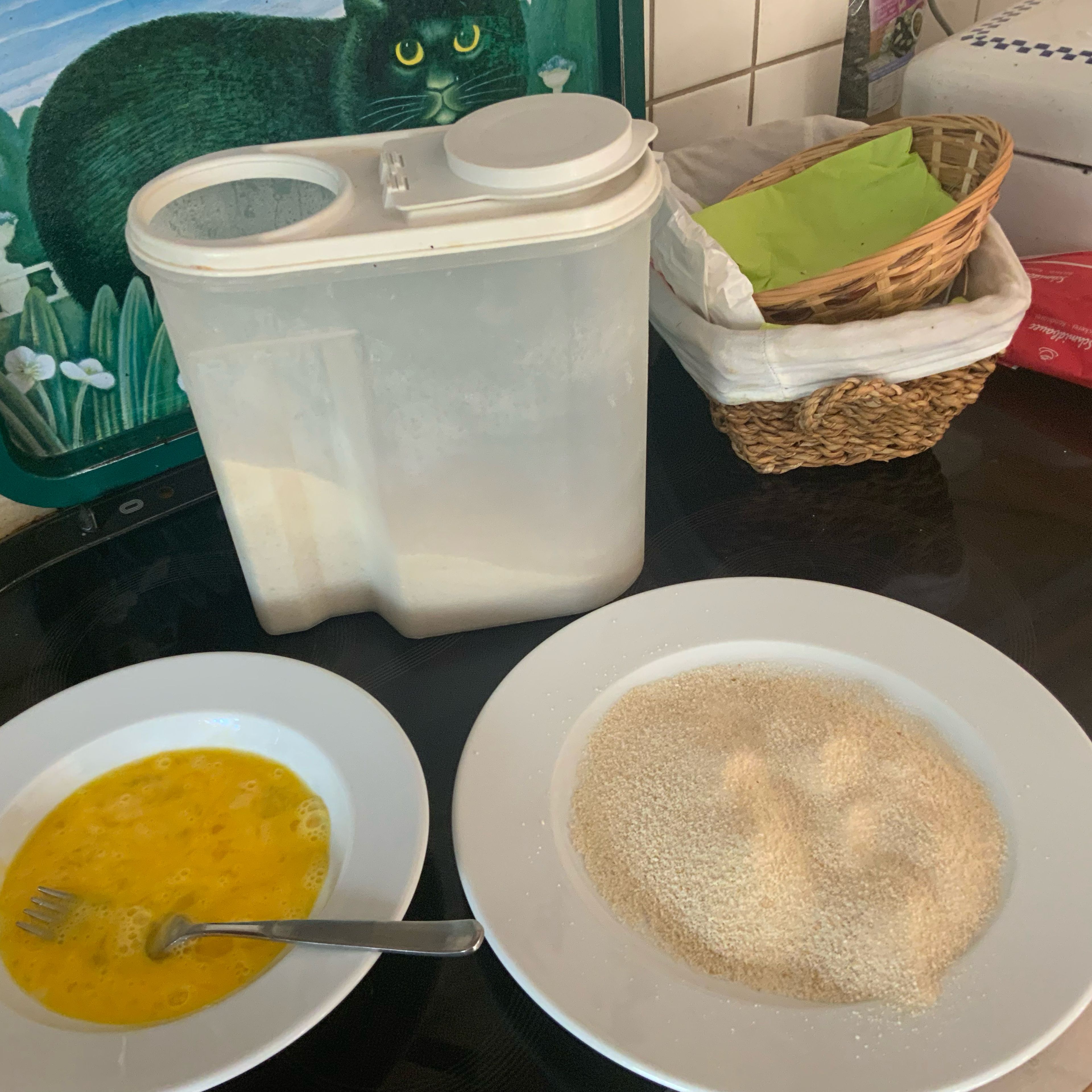 Zwei Eier verklöppeln, wenn’s kleine sind evtl. drei Eier und Semmelbrösel auf einem großen flachem Teller streuen. Ich nehme ungern Paniermehl, da Paniermehl angeblich alles drinne hat,auch Ei als Trockenprodukt. Für mich sind Mehl, Ei, Semmelbrösel die besten und natürlichen Panierbestandteile.