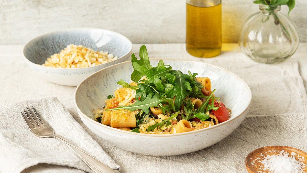 BLT Pasta (Rigatoni mit Speck, Tomaten und Rucola) | Rezept | Kitchen ...