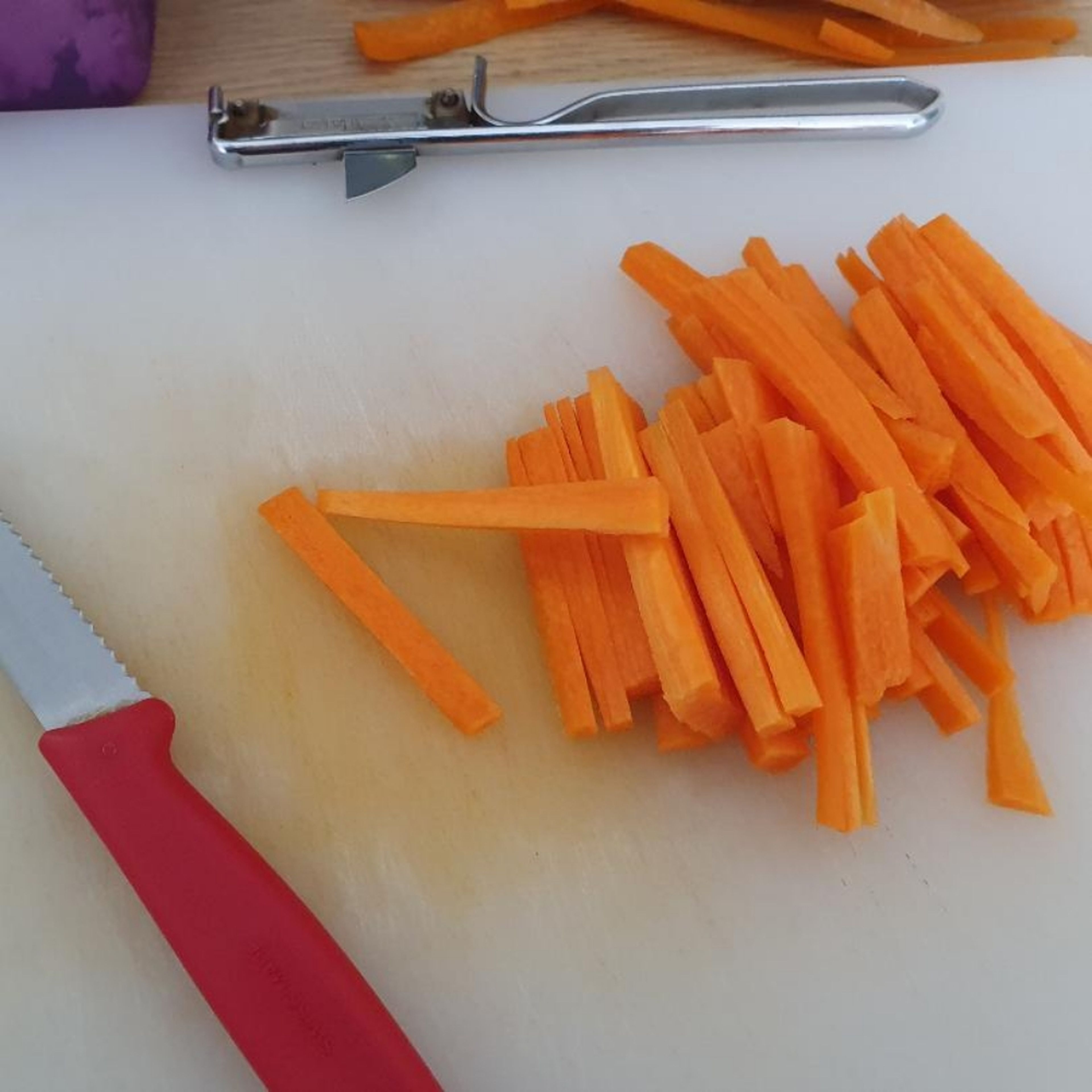 Karottenscheiben in feine Streifen (Julienne) schneiden.