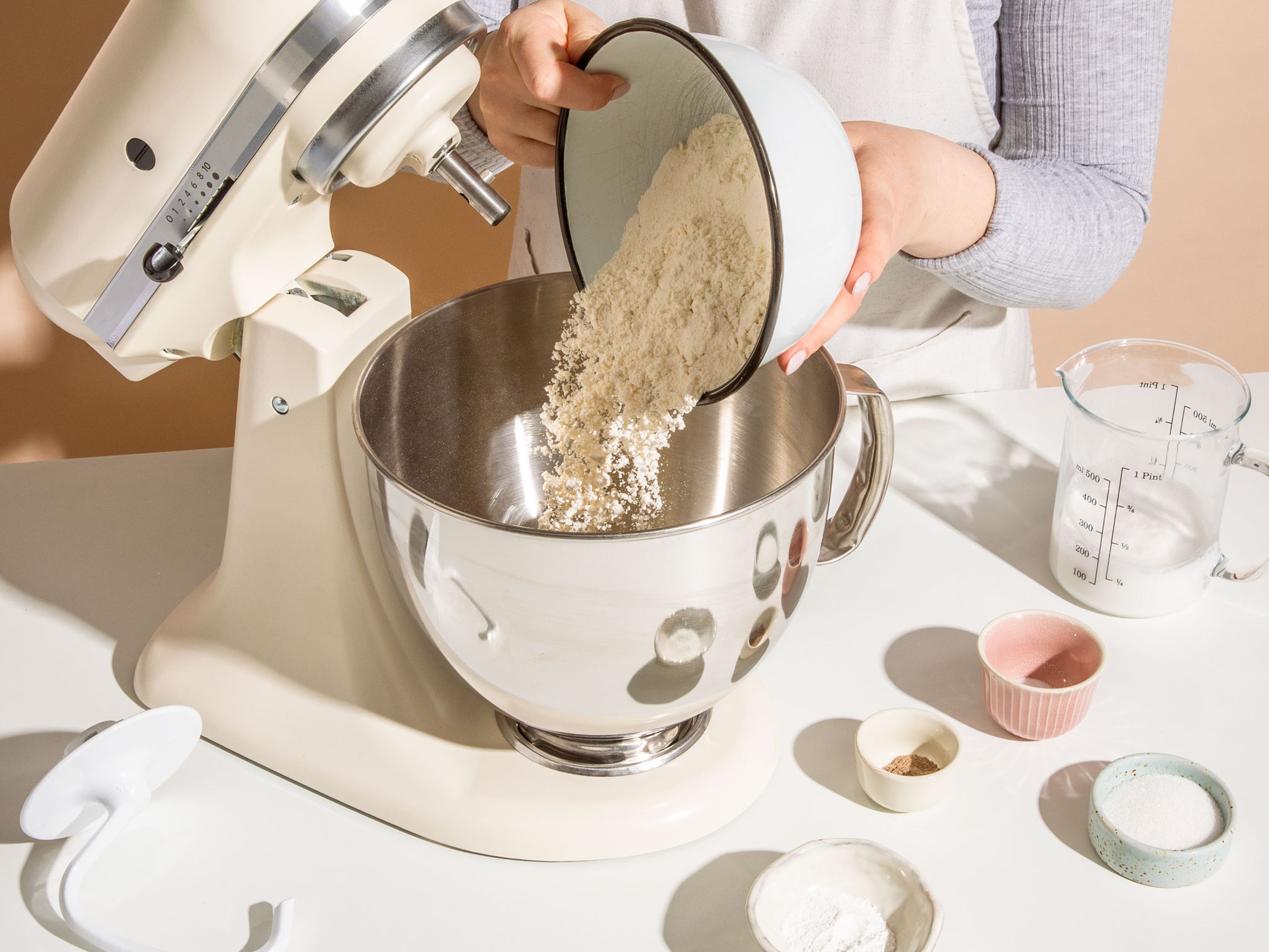 Mehl, Backpulver, Zucker, Salz und Kardamom in der Schüssel einer Küchenmaschine mischen. Dann die Kokosmilch hinzufügen und mit Knethaken zu einem glatten, geschmeidigen Teig kneten.
