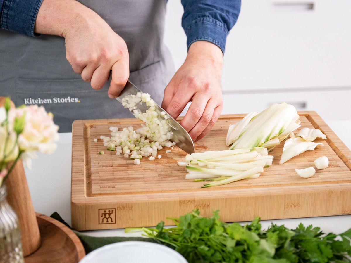 Mangold-Rösti mit Joghurt-Basilikum-Dip | Rezept | Kitchen Stories