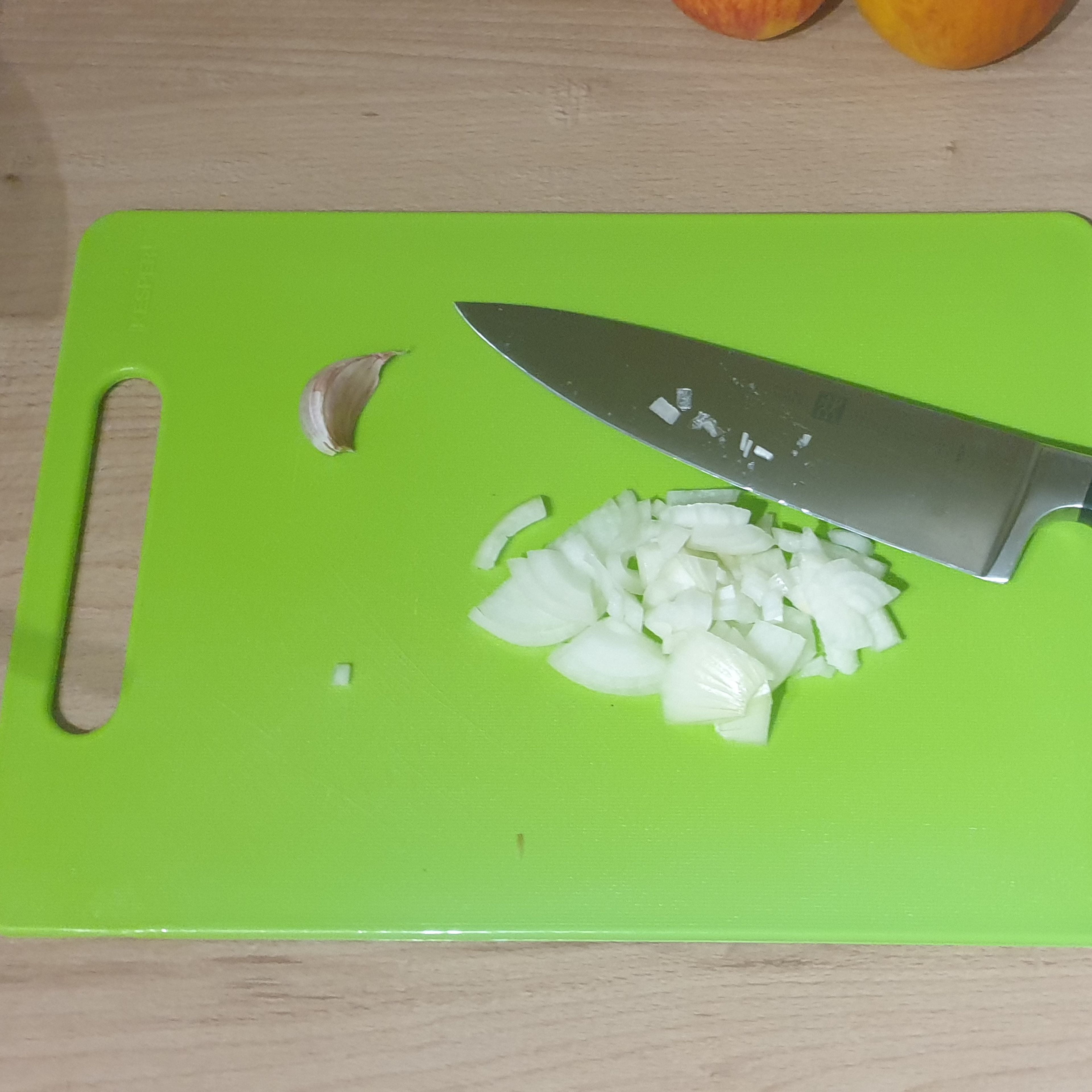 Während die Nudeln kochen die Zwiebeln und den Knoblauch in kleine Würfel hacken. Danach den gekochten Schinken würfeln. Die Eier in einer Schüssel verquirlen und mit Salz und Pfeffer würzen.