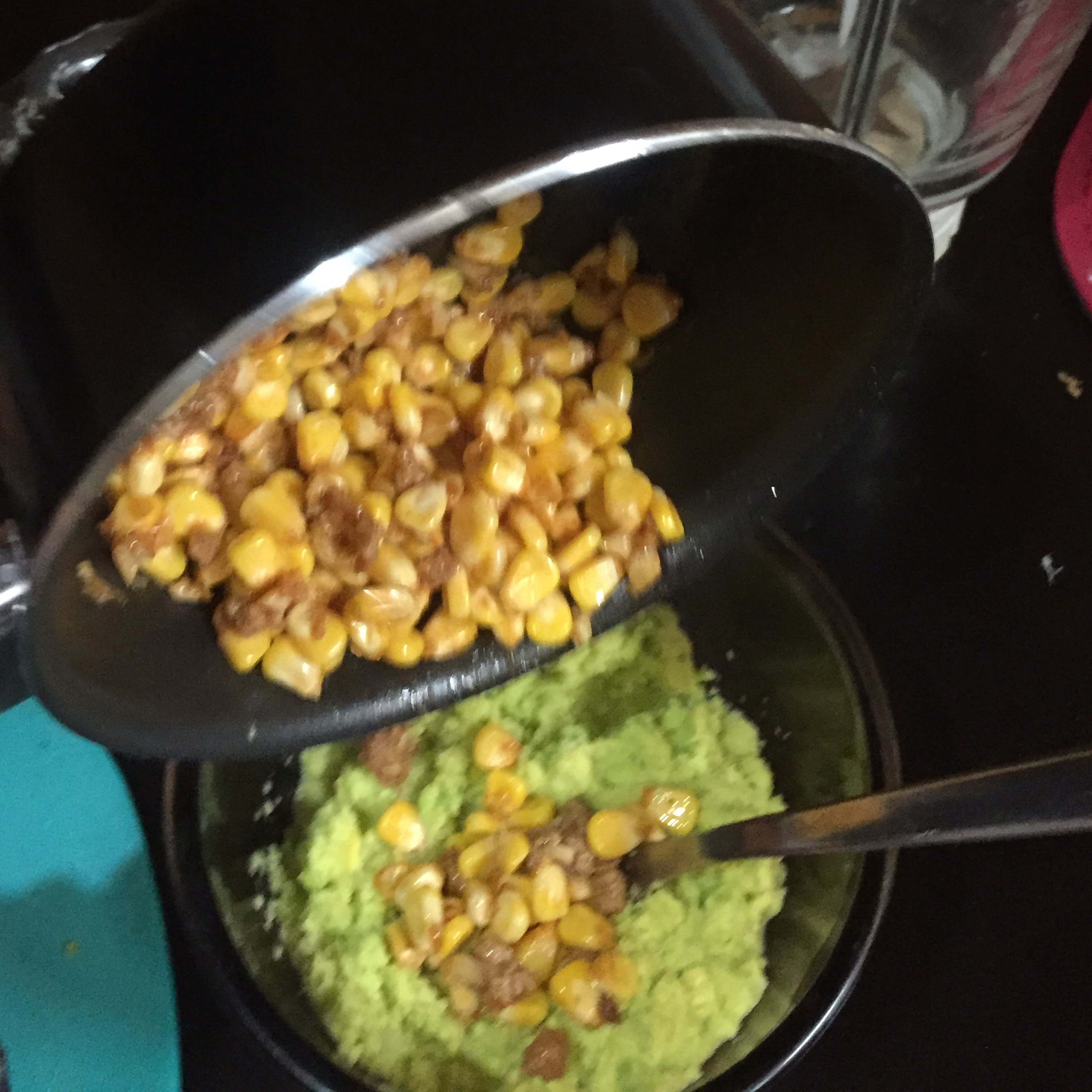Put together with sweet corn already stir, with avocado salsa