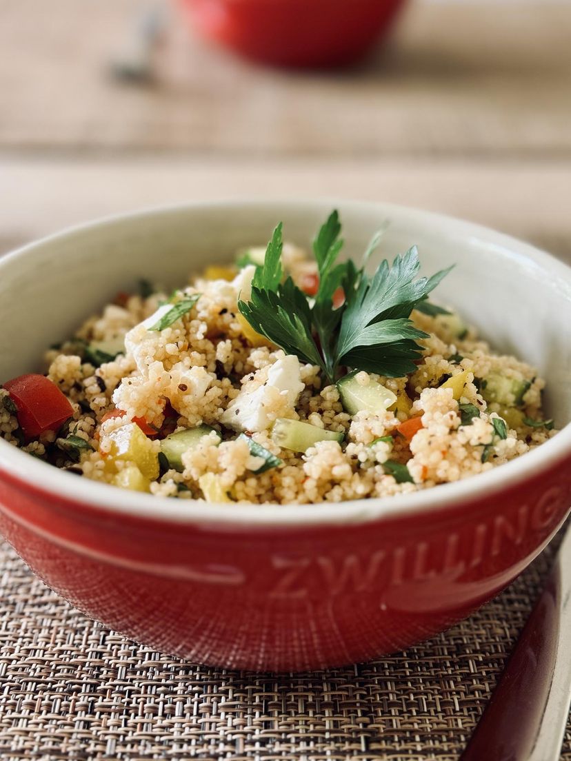 Frischer Couscous Salat mit Sommergemüse und Fetakäse