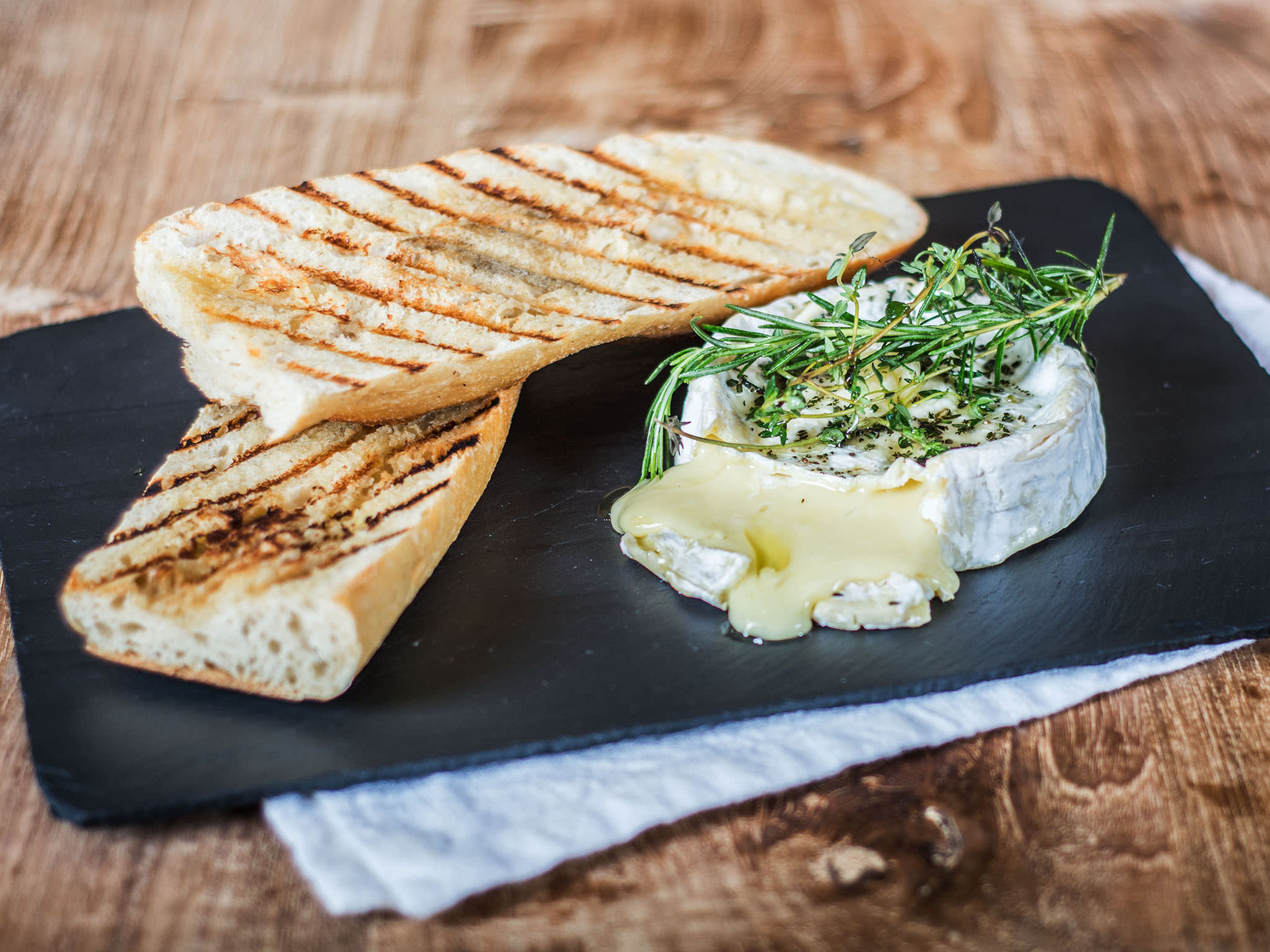 Gegrillter Camembert mit Knoblauchbrot