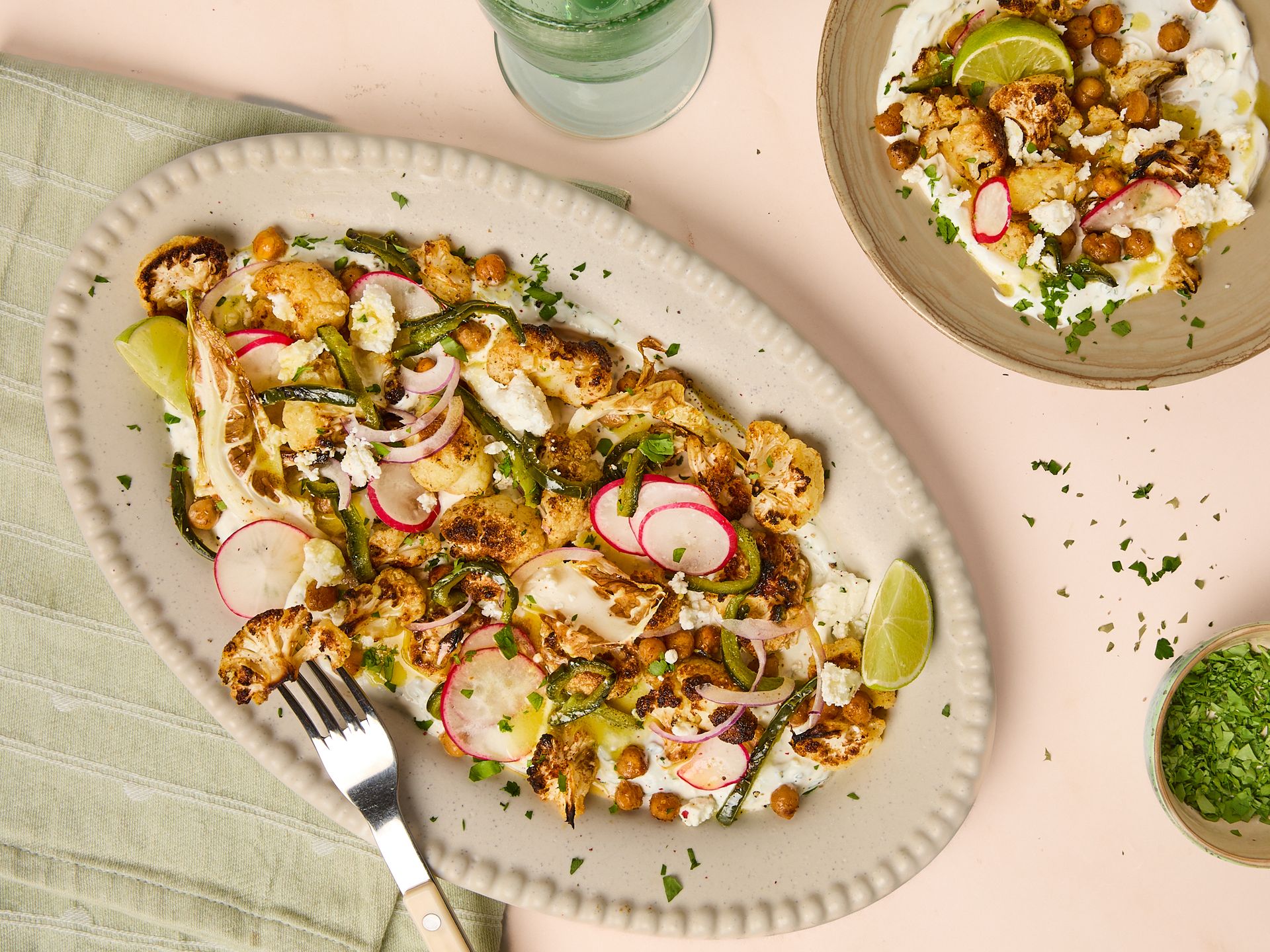 Gerösteter Blumenkohl-Salat mit Chili und Kichererbsen