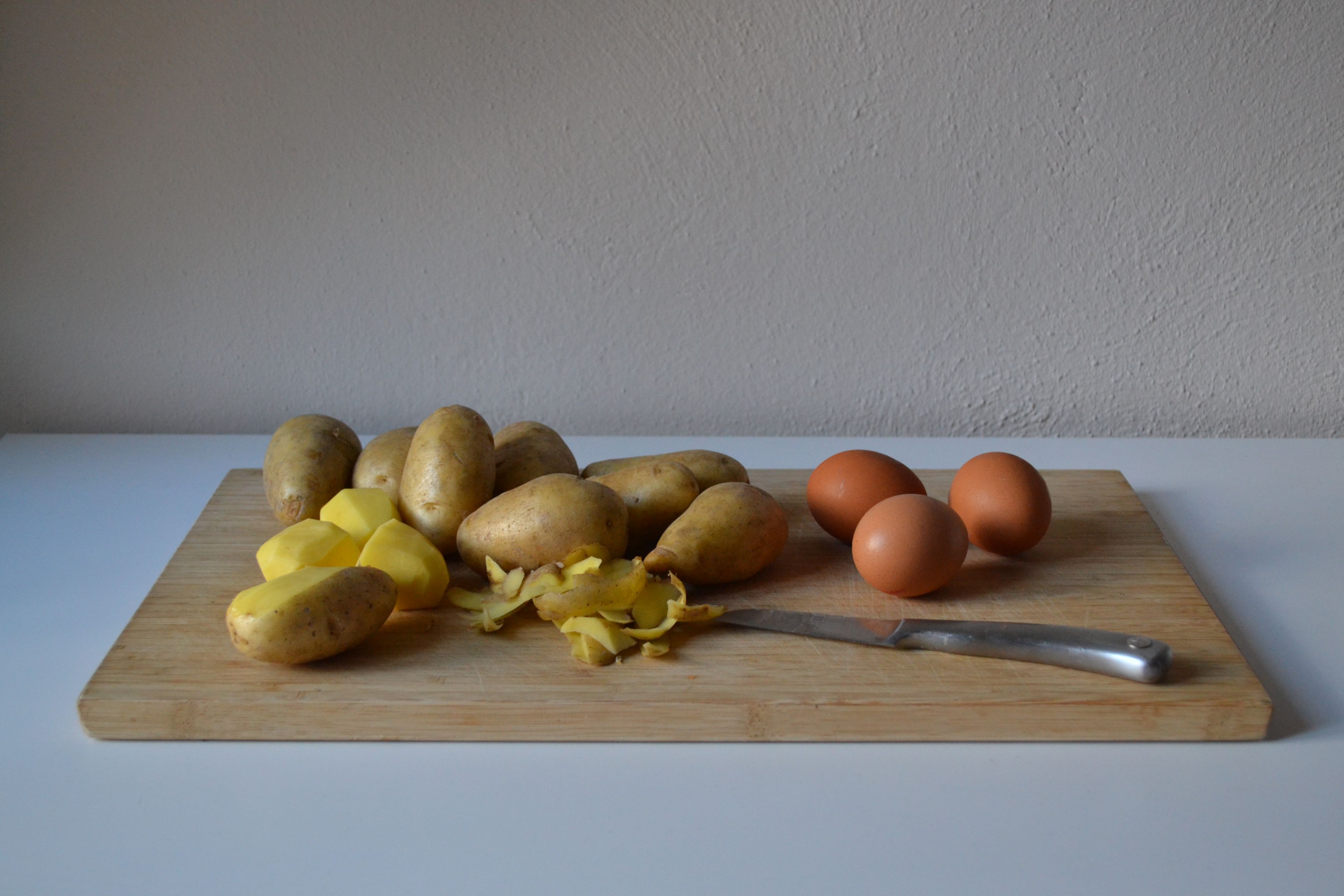 Kartoffeln schälen und ggf. die großen halbieren, damit alle etwa einheitlich groß sind. Entweder in einen Dampfgarer geben oder im Salzwasser ca. 15 - 20 Min. kochen (je nach Größe der Kartoffeln), bis sie weich aber noch bissfest sind. (Zu weiche Kartoffeln werden im Kartoffelsalat zu Matsch). Währenddessen die Eier ca. 10 Min. lang festkochen. Anschließend Kartoffeln und Eier abkühlen lassen.