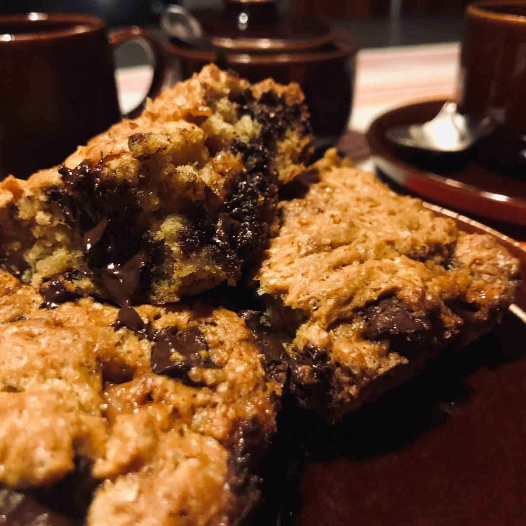 Vegan chocolate chips and salted caramel cookie BARS