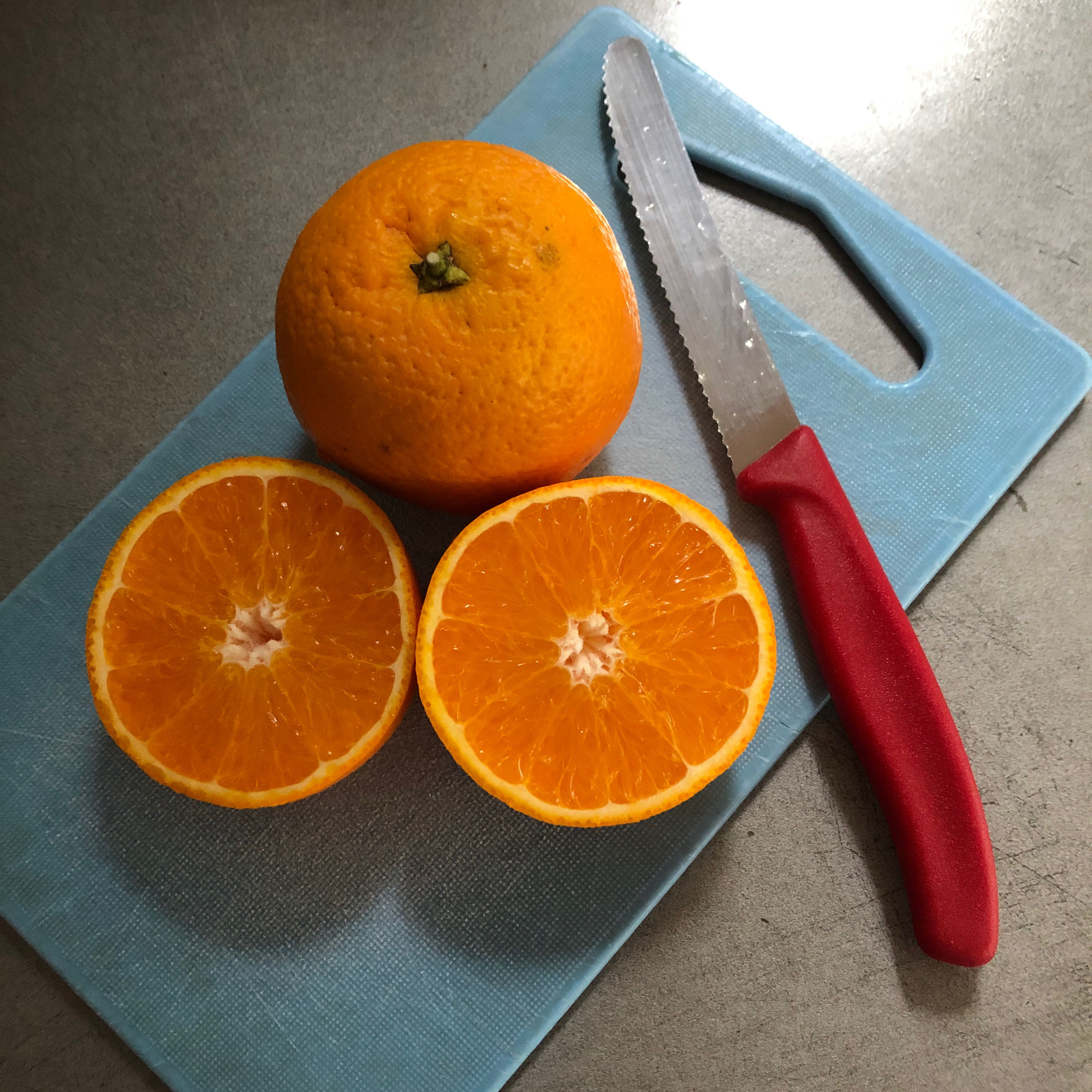 Die Orangen halbieren.