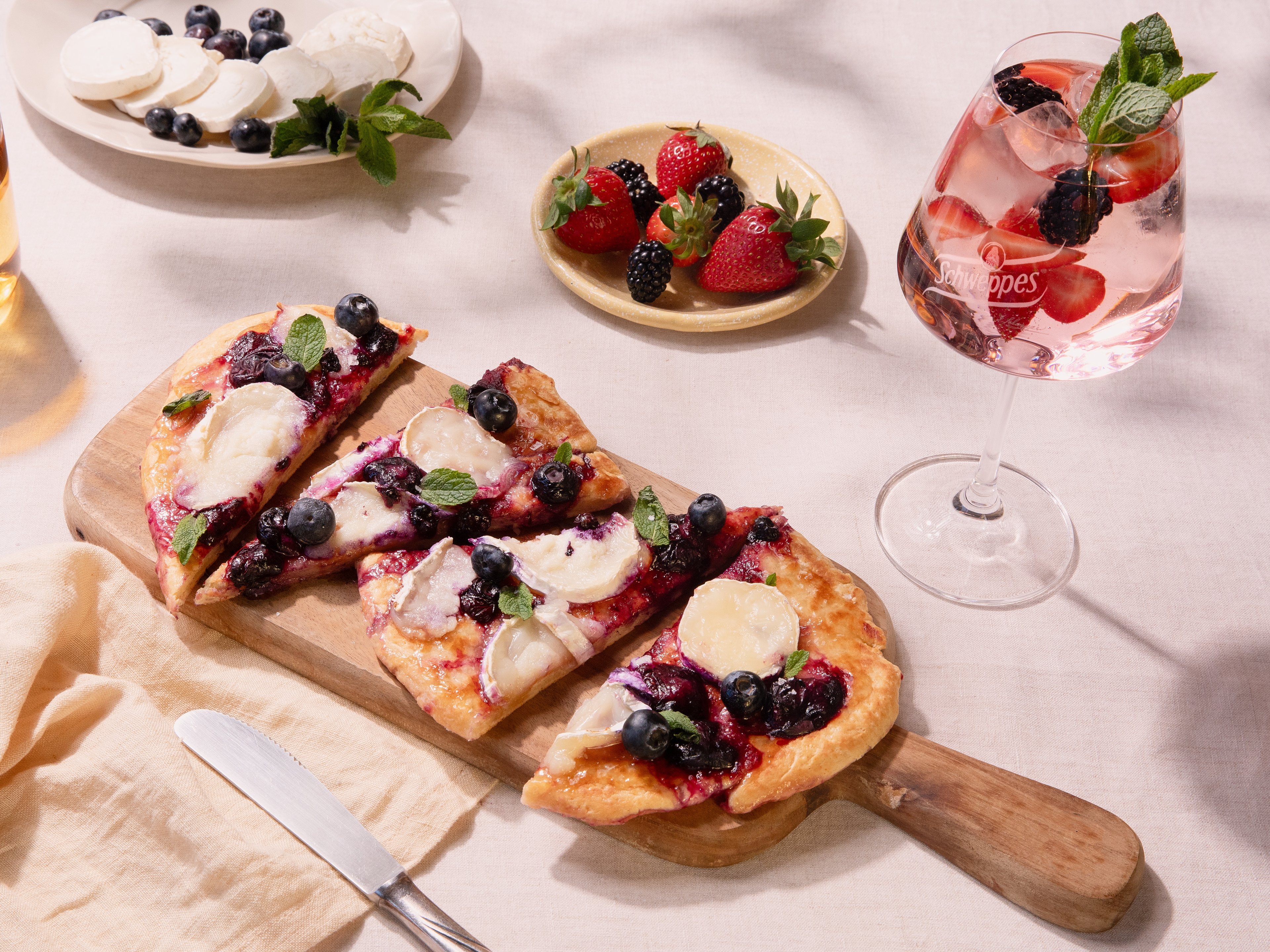 Schnelles Fladenbrot mit Ziegenkäse, Blaubeeren und Minze