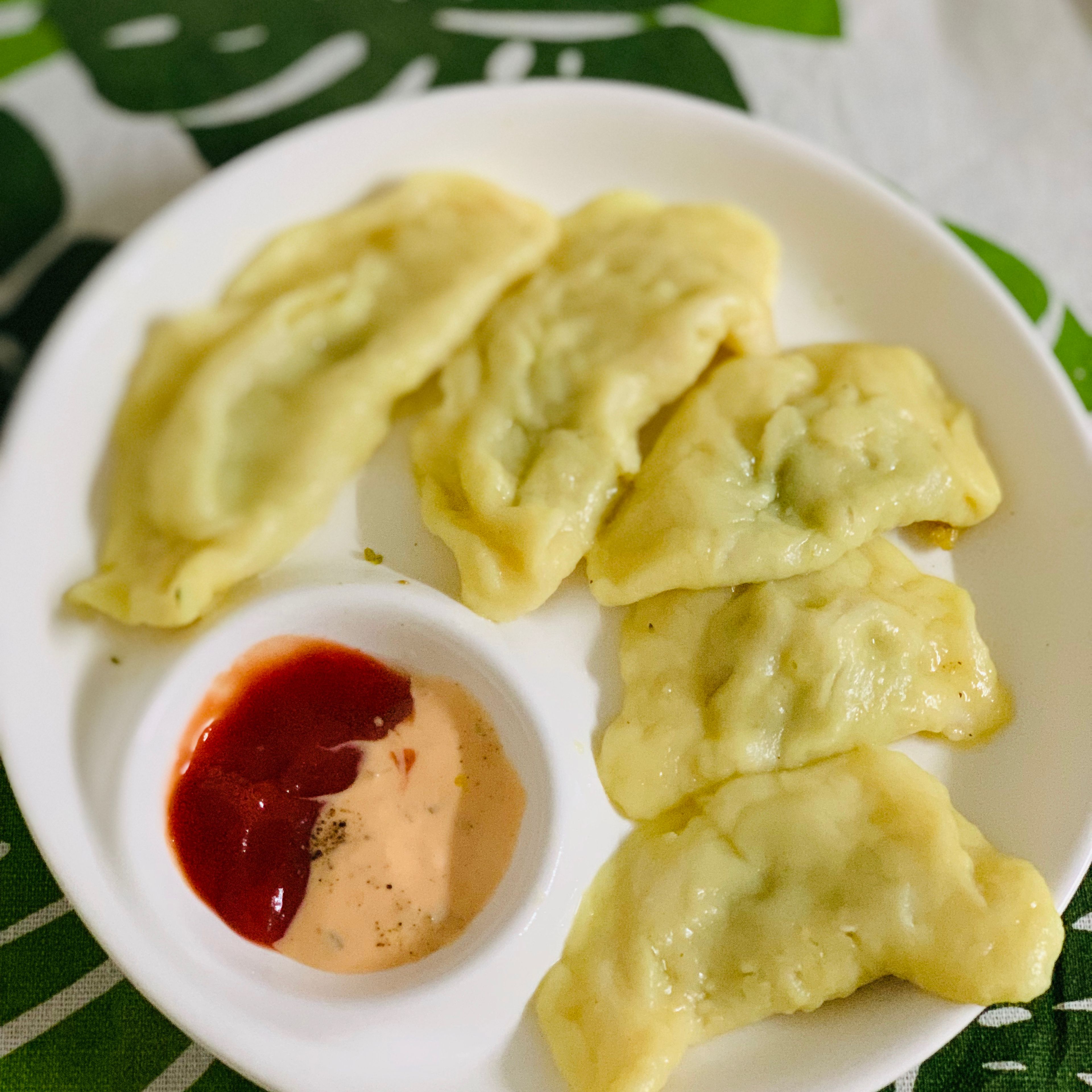 Put the ready dumplings in the plate and enjoy. 