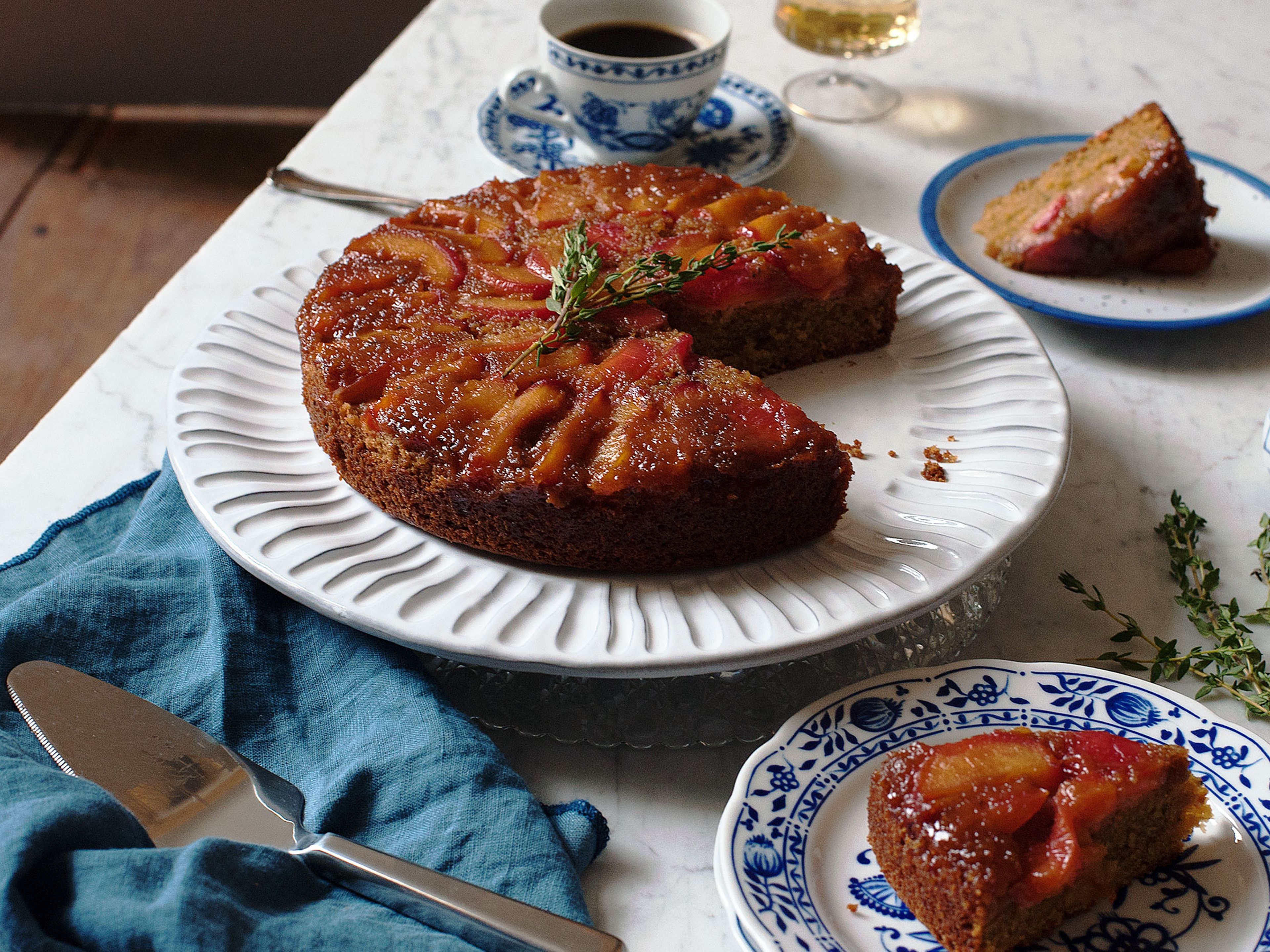 Gestürzter Pflaumen-Thymian-Kuchen