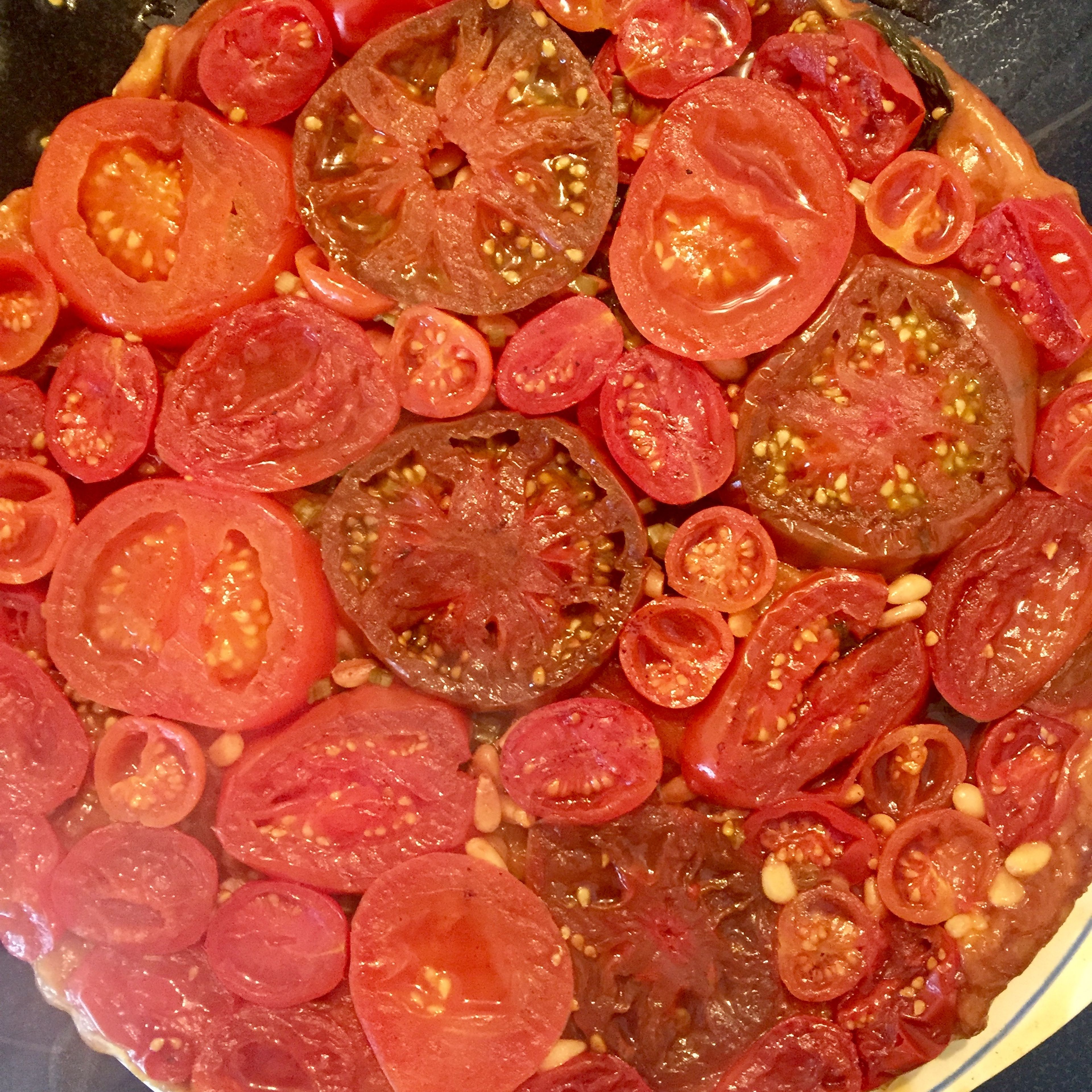 Die Tarte bei 200 Grad Ober-Unterhitze ca 25-30 min backen. Nach dem Backen einen Teller auf die Form legen und vorsichtig stürzen, es könnte ein bisschen Tomatensaft auslaufen.