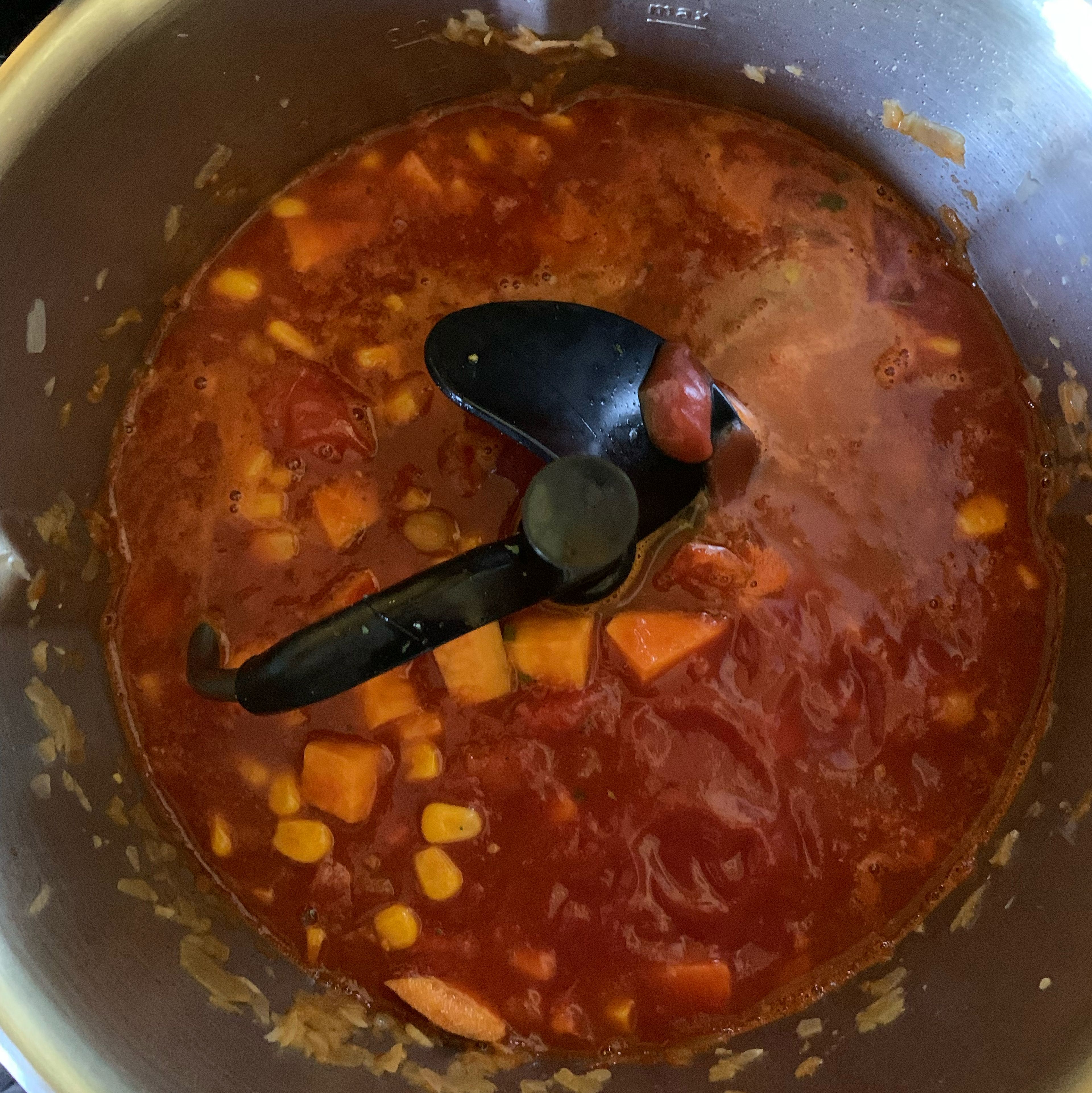 Dann mit der Gemüsebrühe ablöschen. Die passierten Tomaten hinzufügen und das Ganze bei geschlossenem Deckel mit eingesetztem Messbecher köcheln lassen (3D-Rührer | Stufe 3 | 90°C | 15 Minuten). Währenddessen Kräuter schneiden und hinzugeben. Abschmecken und Anrichten mit Naturjoghurt.