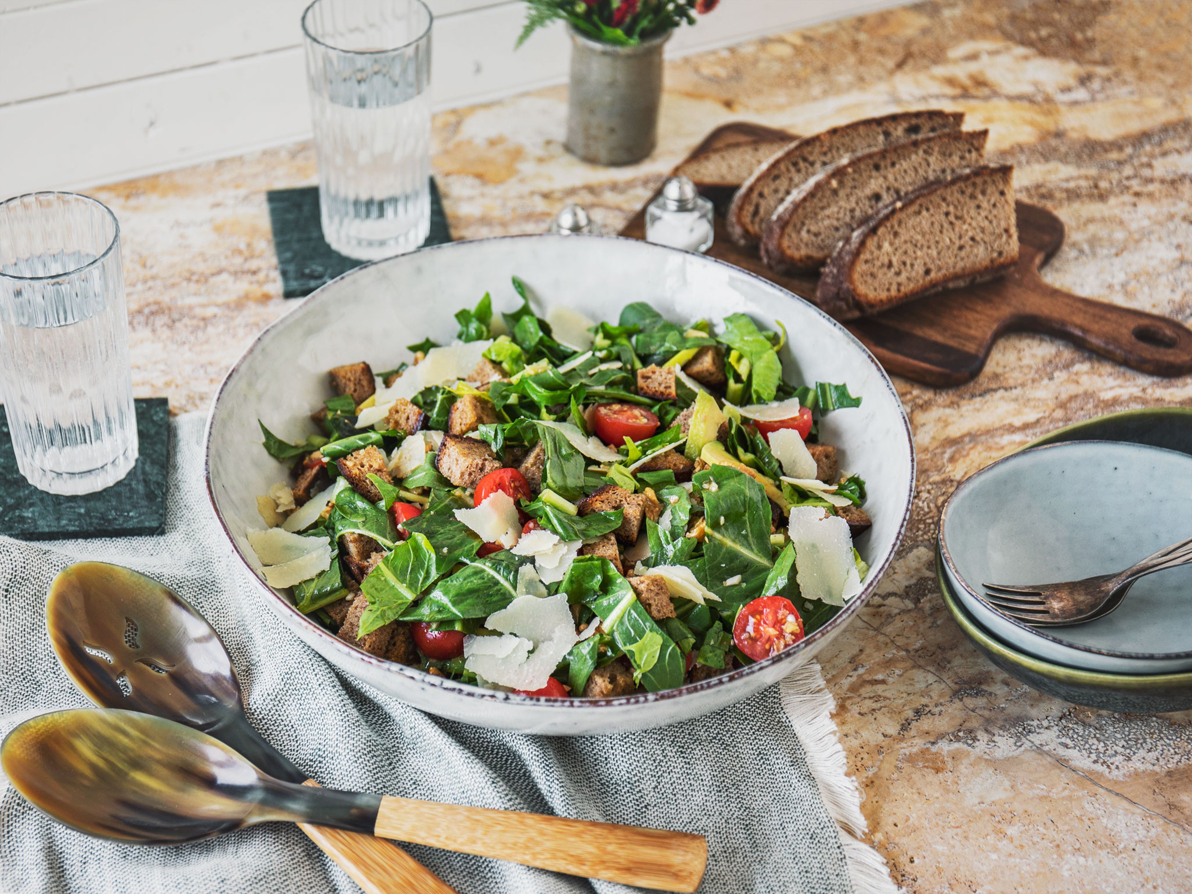 Brotsalat mit Löwenzahn