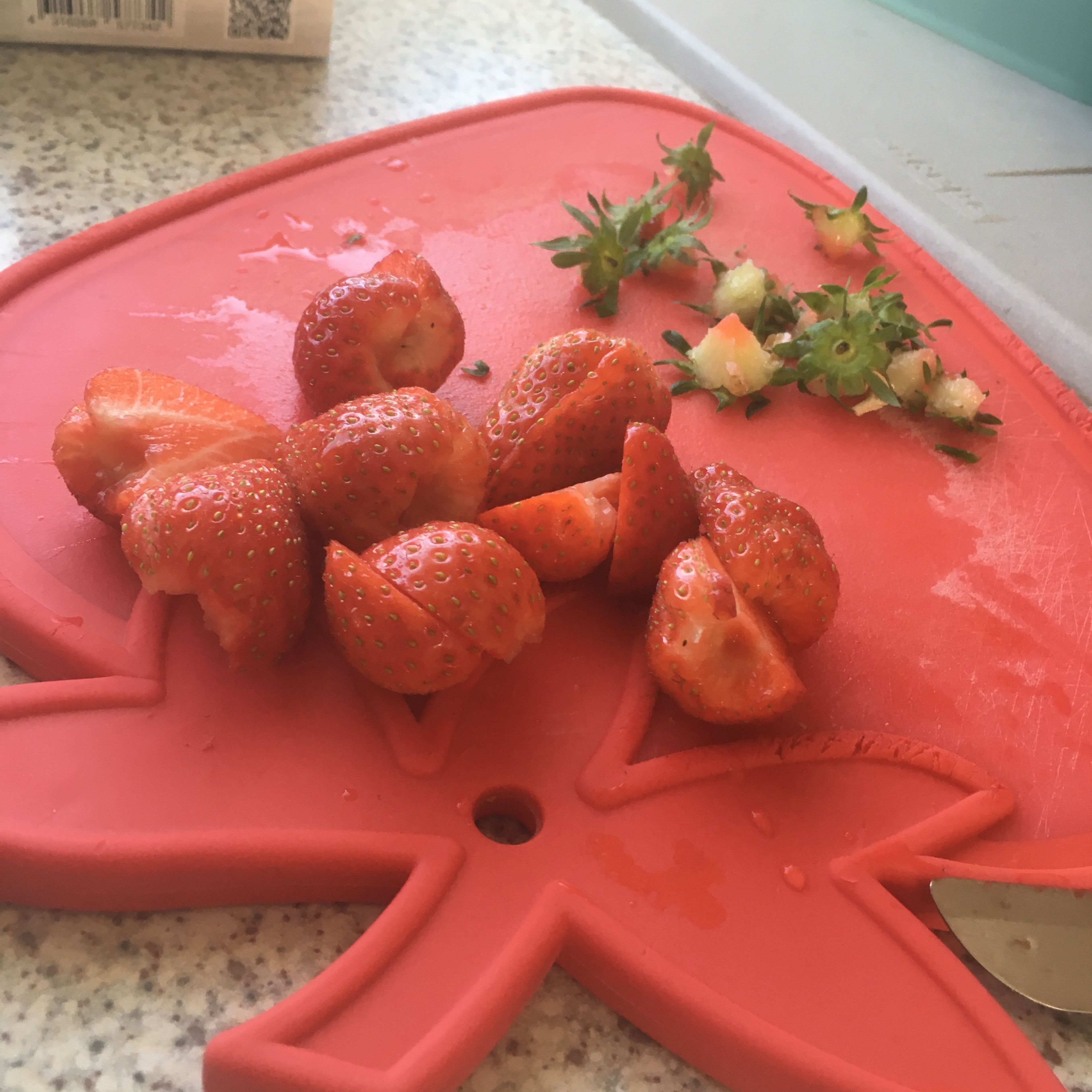erdbeeren halbieren und mit dem saft in einen standmixer geben