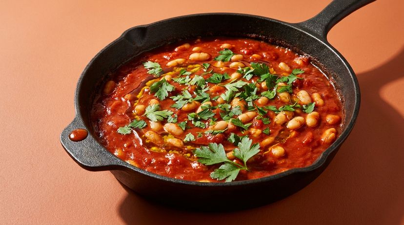 So machst du diese herzhafte Shakshuka mit weißen Bohnen aus einer Pfanne nach