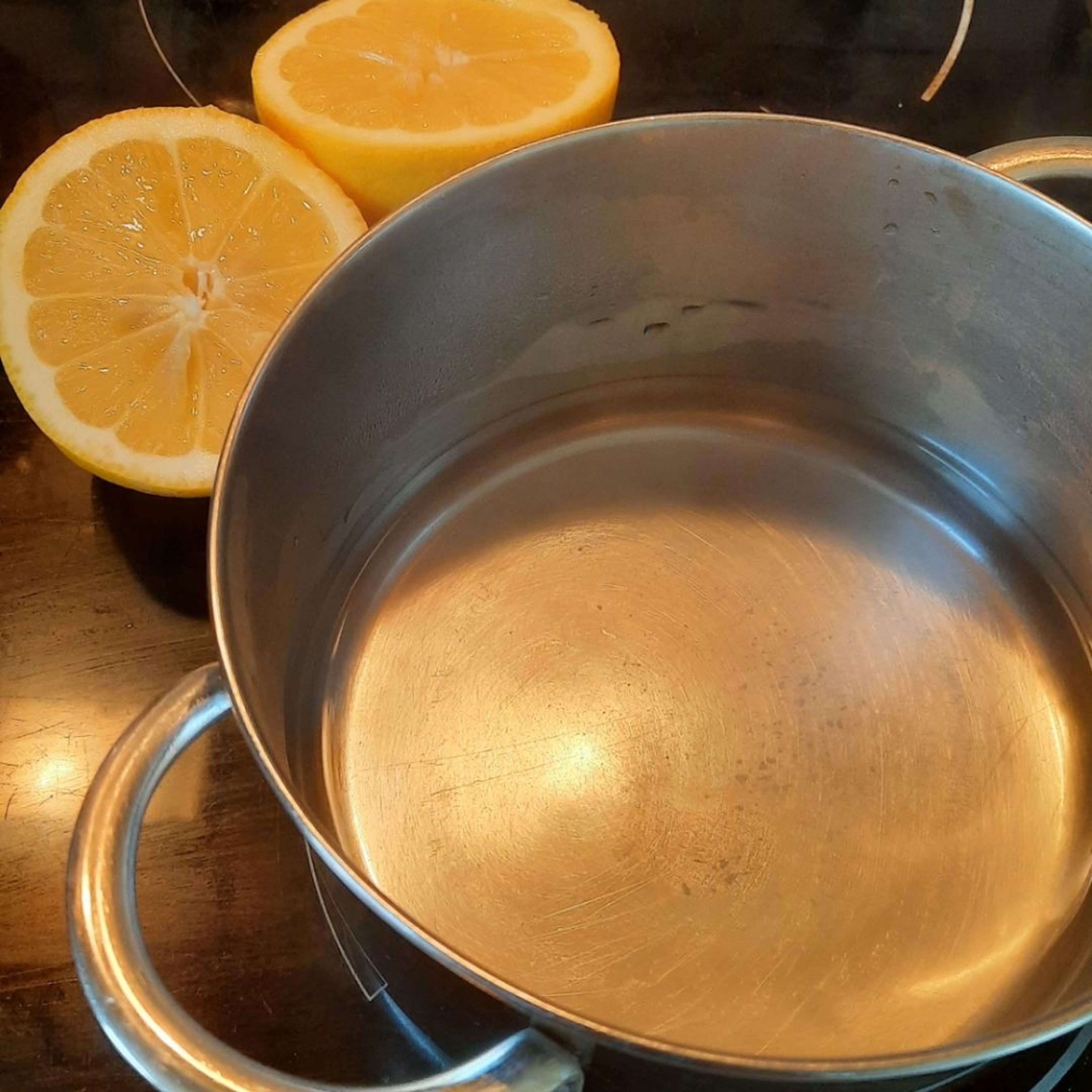 Die Zitrone komplett auspressen und mit dem Wasser zusammen aufkochen.
